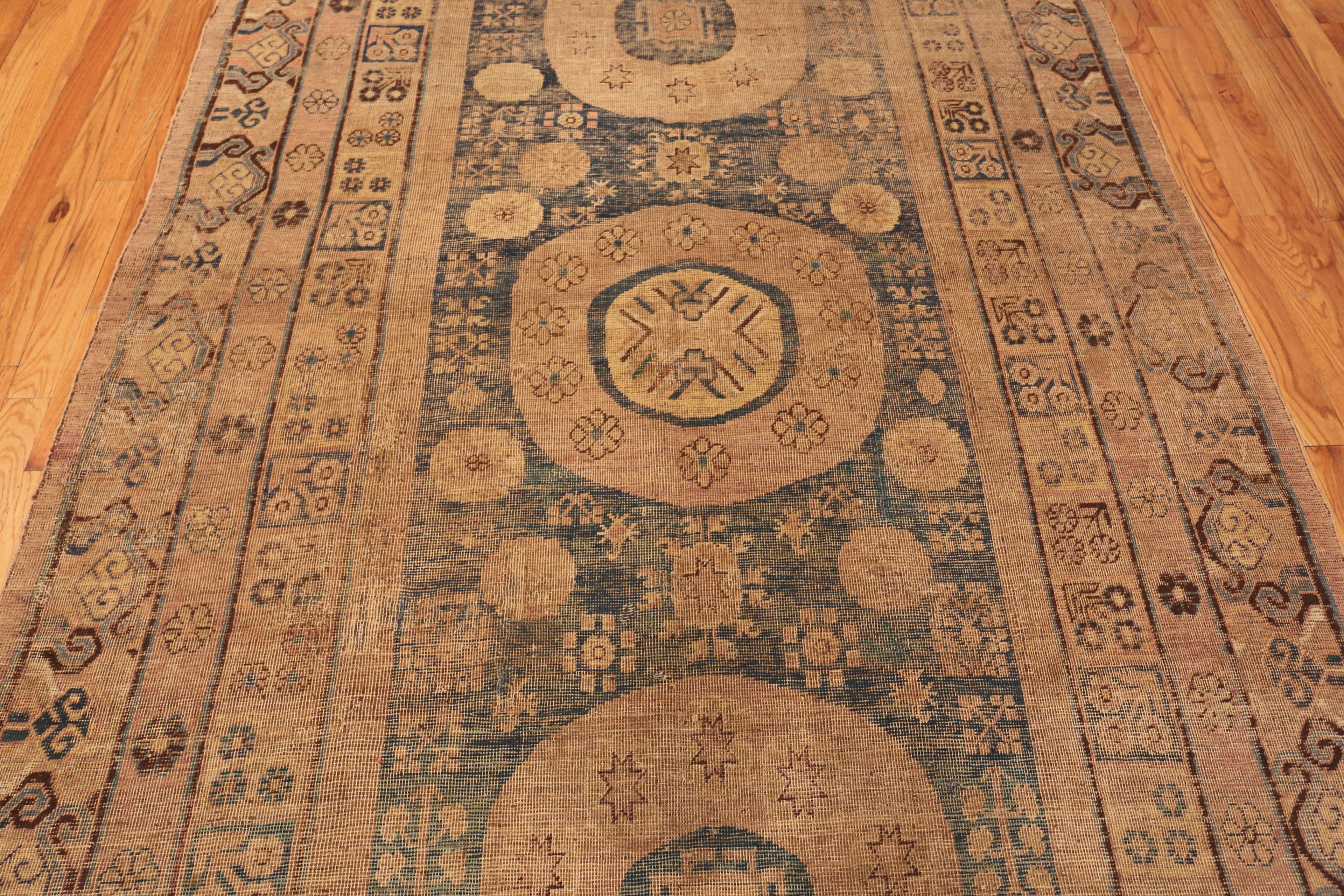 Antiker Khotan-Teppich aus Ostturkestan. 7 ft x 13 ft 5 in (Handgeknüpft) im Angebot