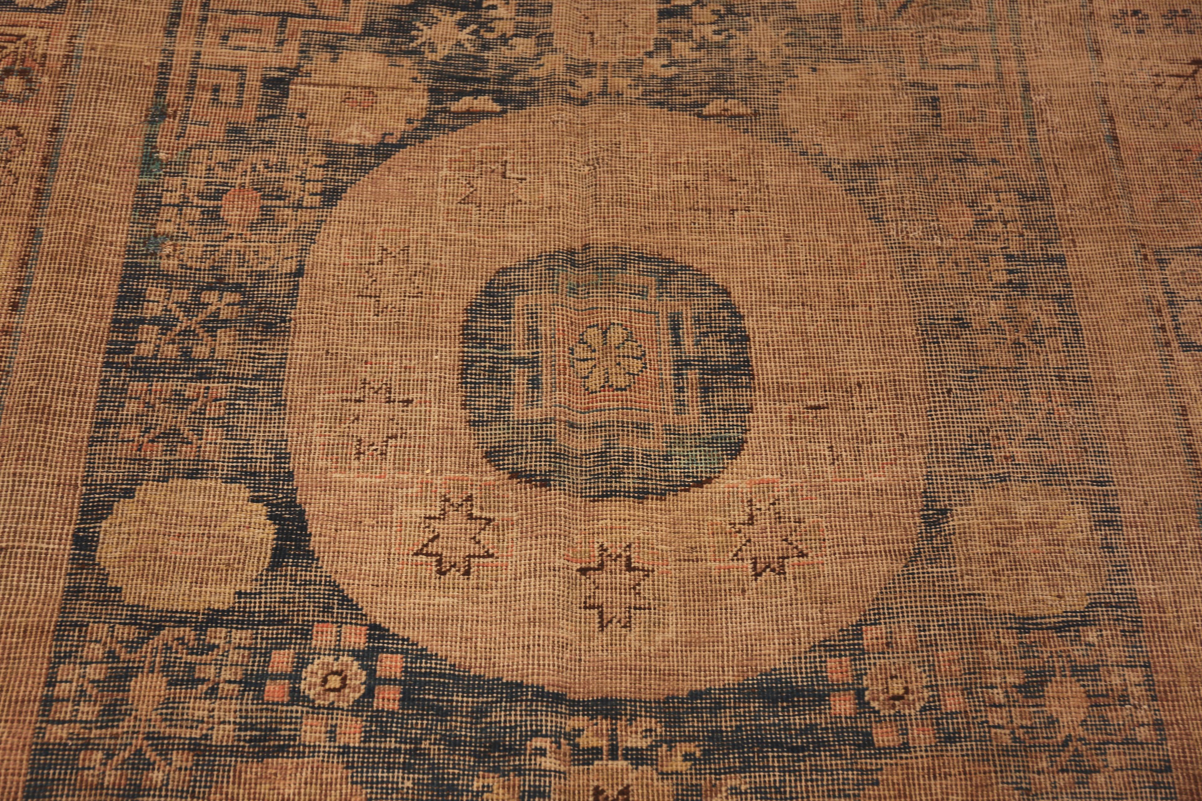 Antiker Khotan-Teppich aus Ostturkestan. 7 ft x 13 ft 5 in im Zustand „Gut“ im Angebot in New York, NY