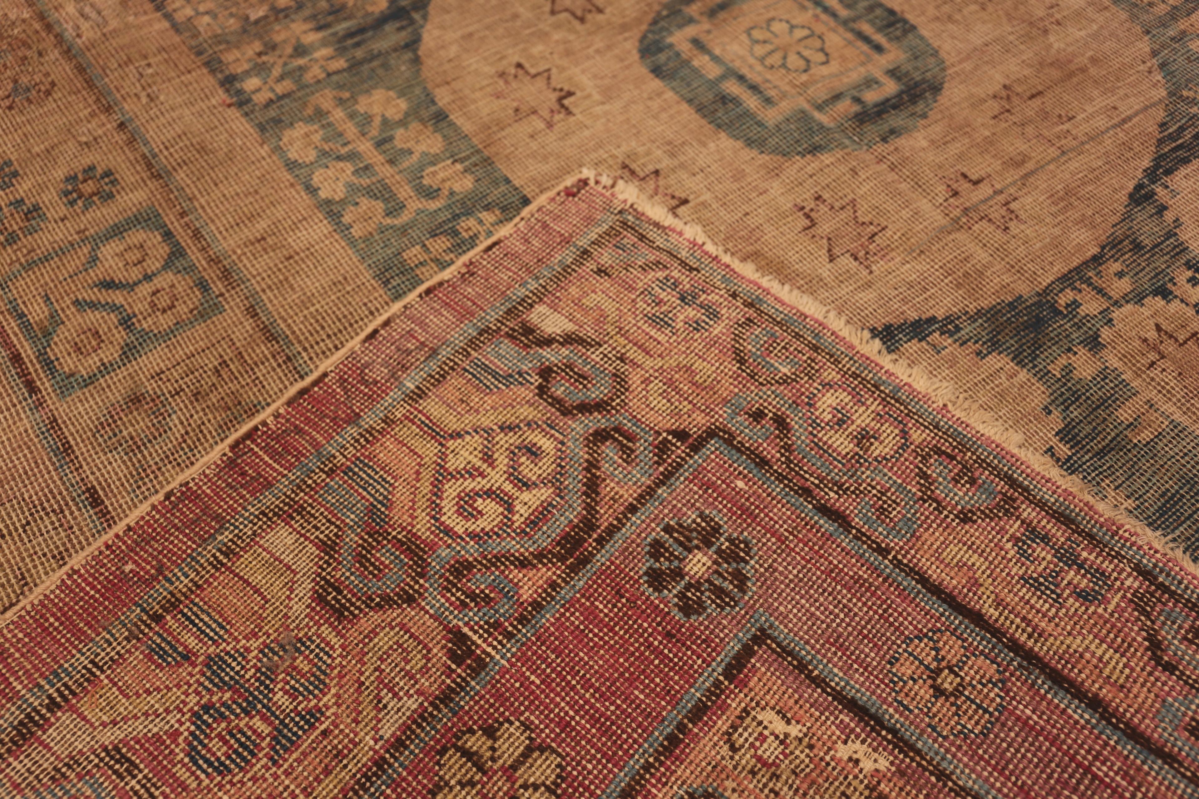 Antiker Khotan-Teppich aus Ostturkestan. 7 ft x 13 ft 5 in (Wolle) im Angebot