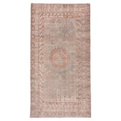 Alfombra antigua de galería Khotan, paleta suave, hacia 1910