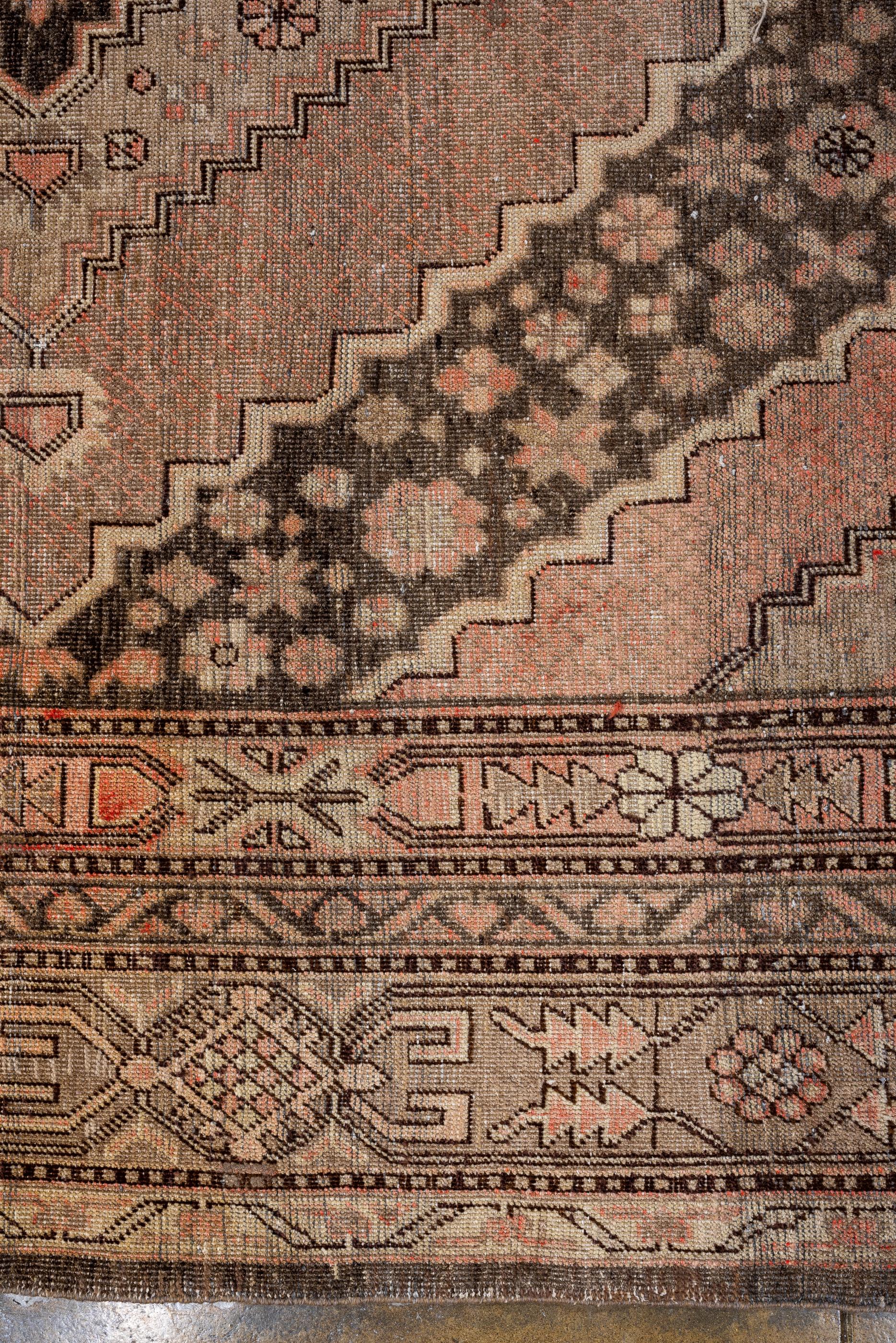 Antiker langer Khotan-Teppich im Zustand „Gut“ in New York, NY