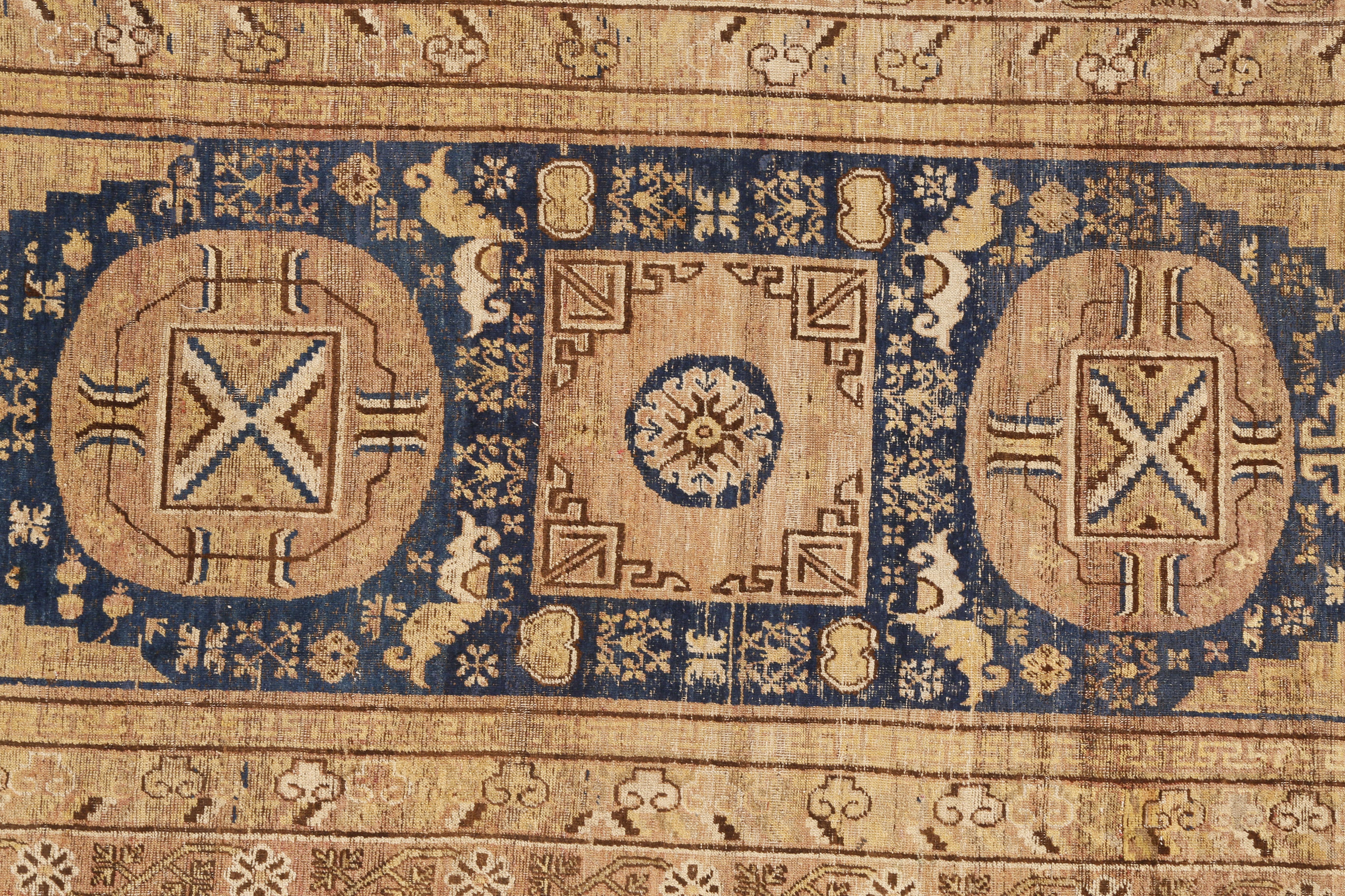 Antique Khotan Main Rug with Mandala and Moon Shaped Roundels In Good Condition For Sale In Milan, IT