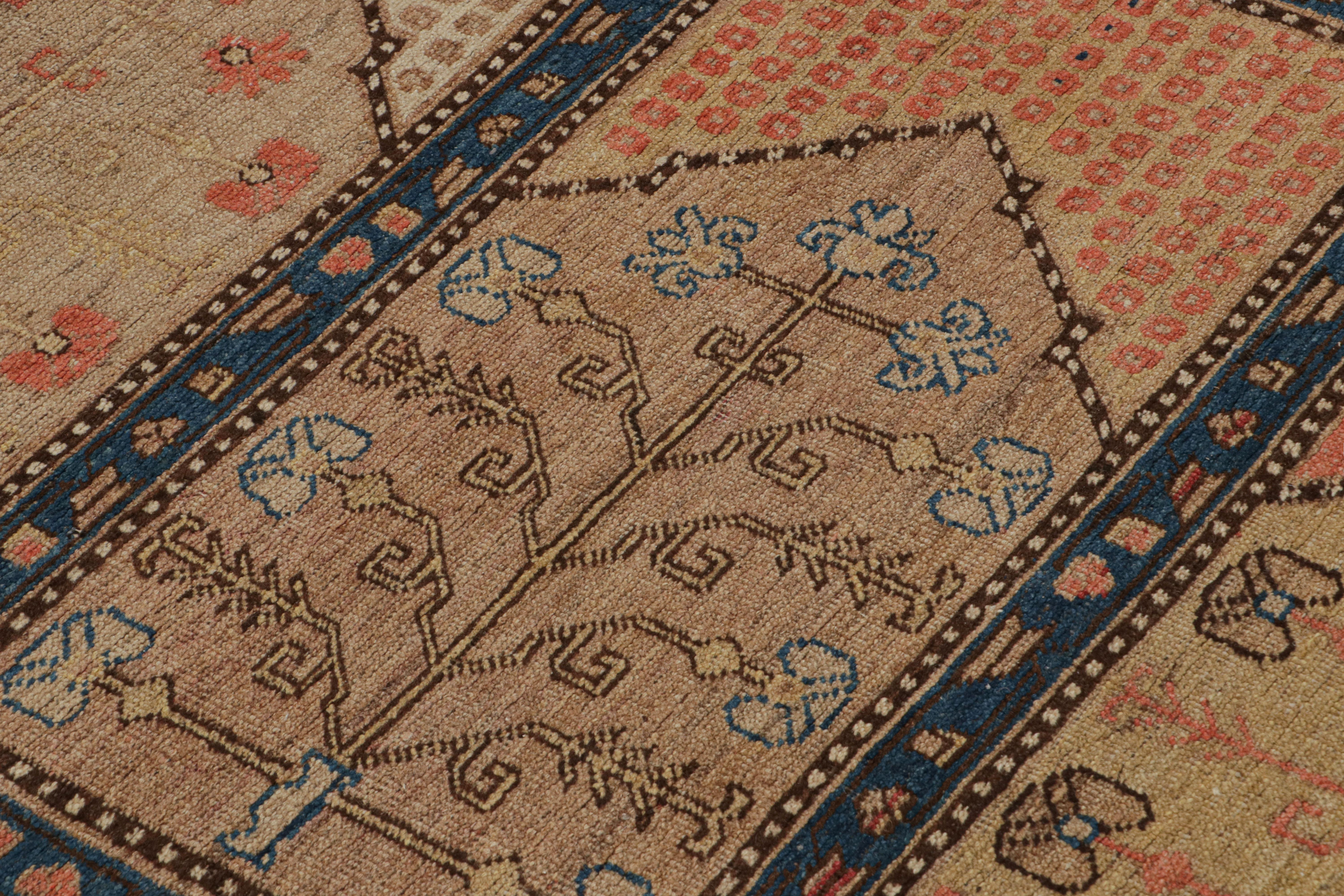 Antiker antiker Khotan-Läufer aus Wolle in Rosa und Blau mit geometrischem Muster von Teppich & Kelim (Frühes 20. Jahrhundert) im Angebot