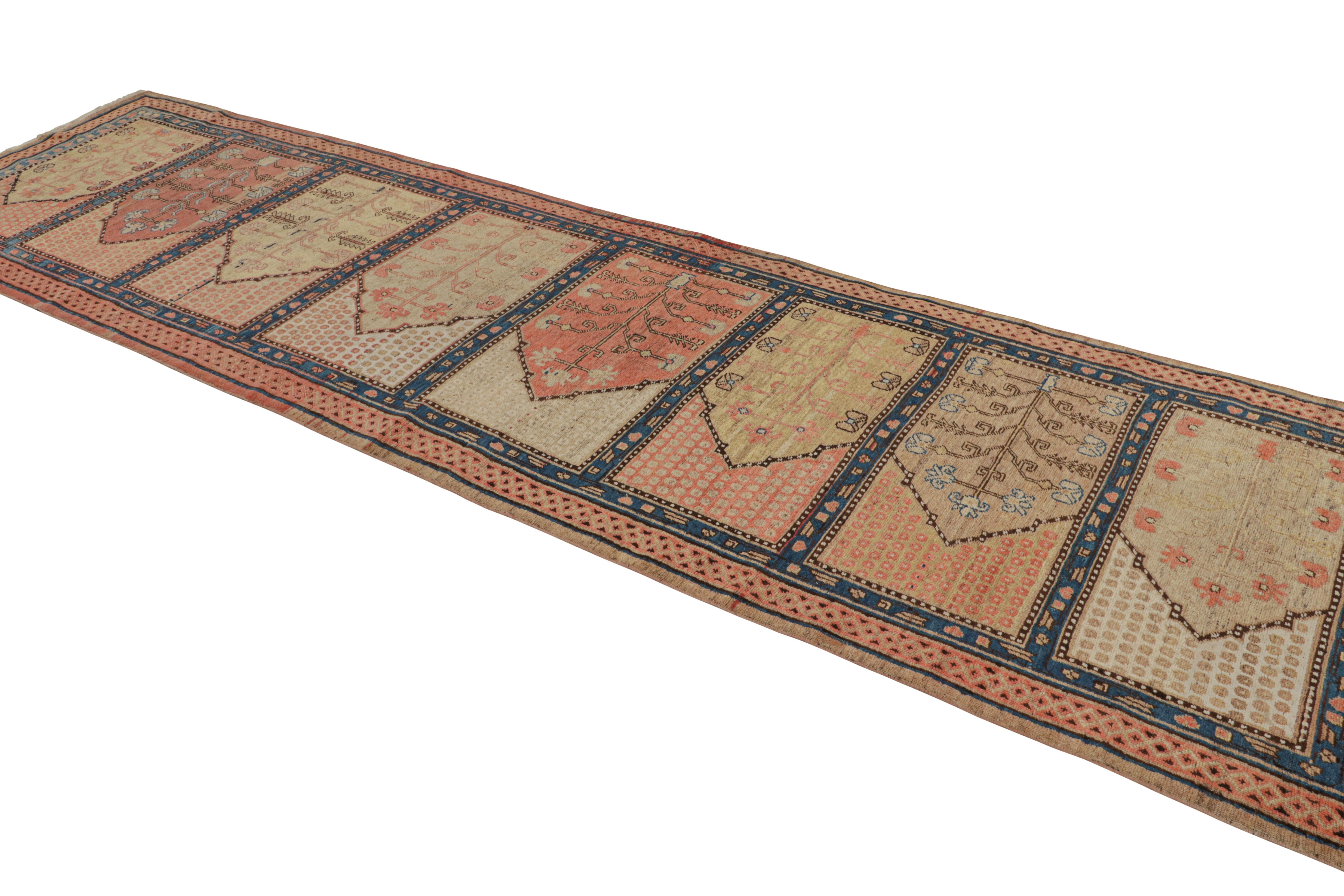 Antiker antiker Khotan-Läufer aus Wolle in Rosa und Blau mit geometrischem Muster von Teppich & Kelim (Handgeknüpft) im Angebot