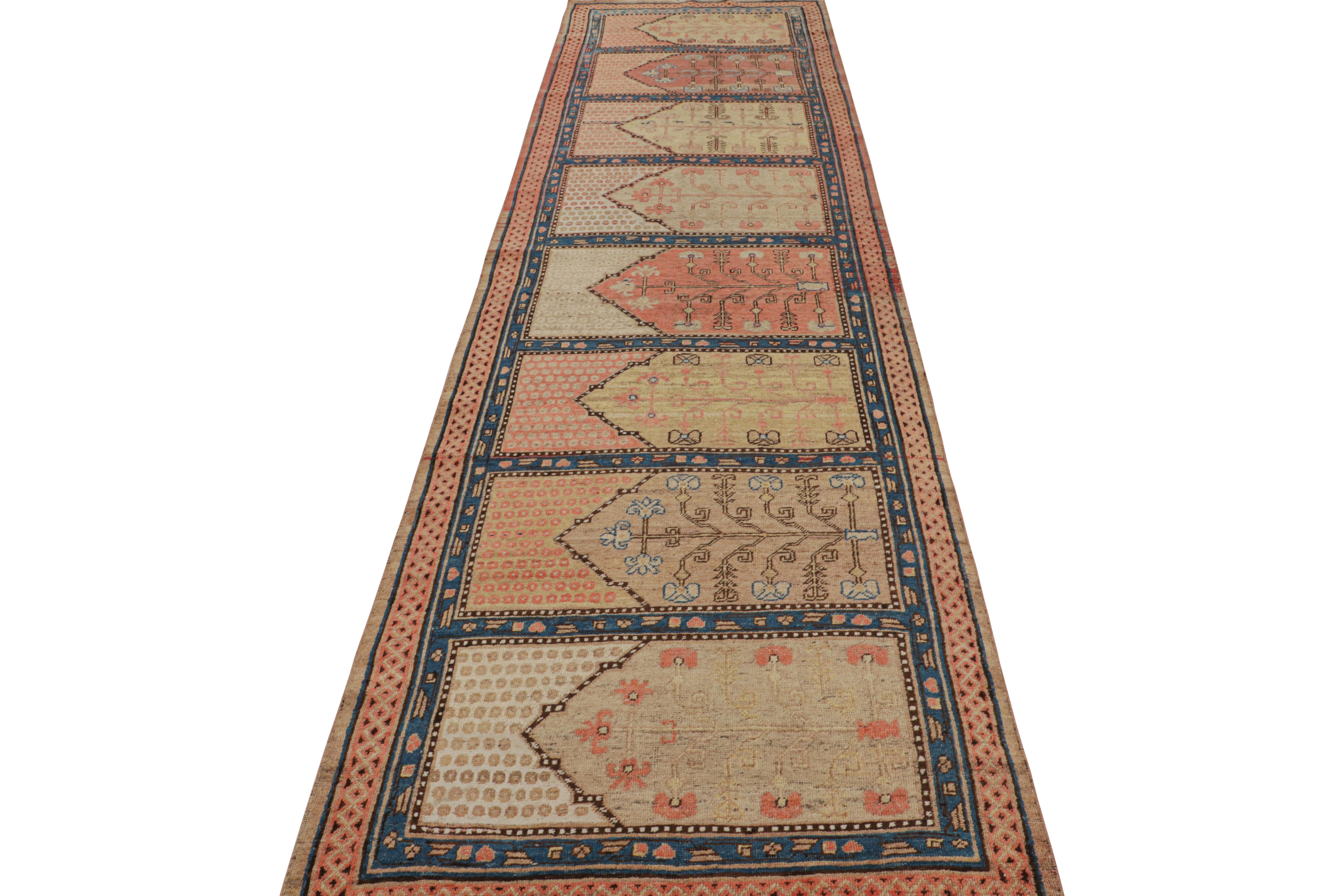 Antiker antiker Khotan-Läufer aus Wolle in Rosa und Blau mit geometrischem Muster von Teppich & Kelim im Zustand „Gut“ im Angebot in Long Island City, NY
