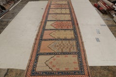 Antiker antiker Khotan-Läufer aus Wolle in Rosa und Blau mit geometrischem Muster von Teppich & Kelim