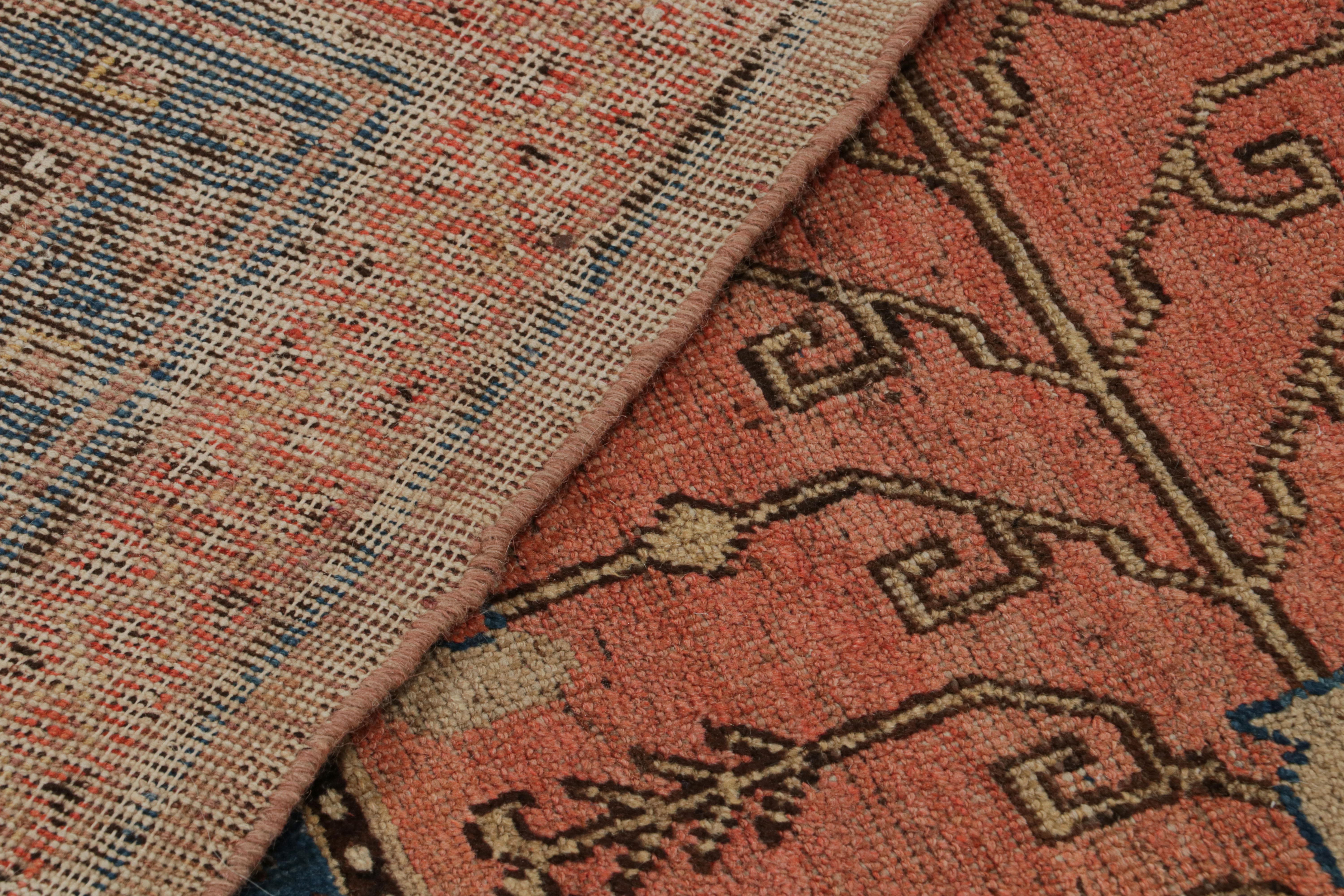 Antiker antiker Khotan-Läufer aus Wolle in Rosa und Blau mit geometrischem Muster von Teppich & Kelim im Angebot 1