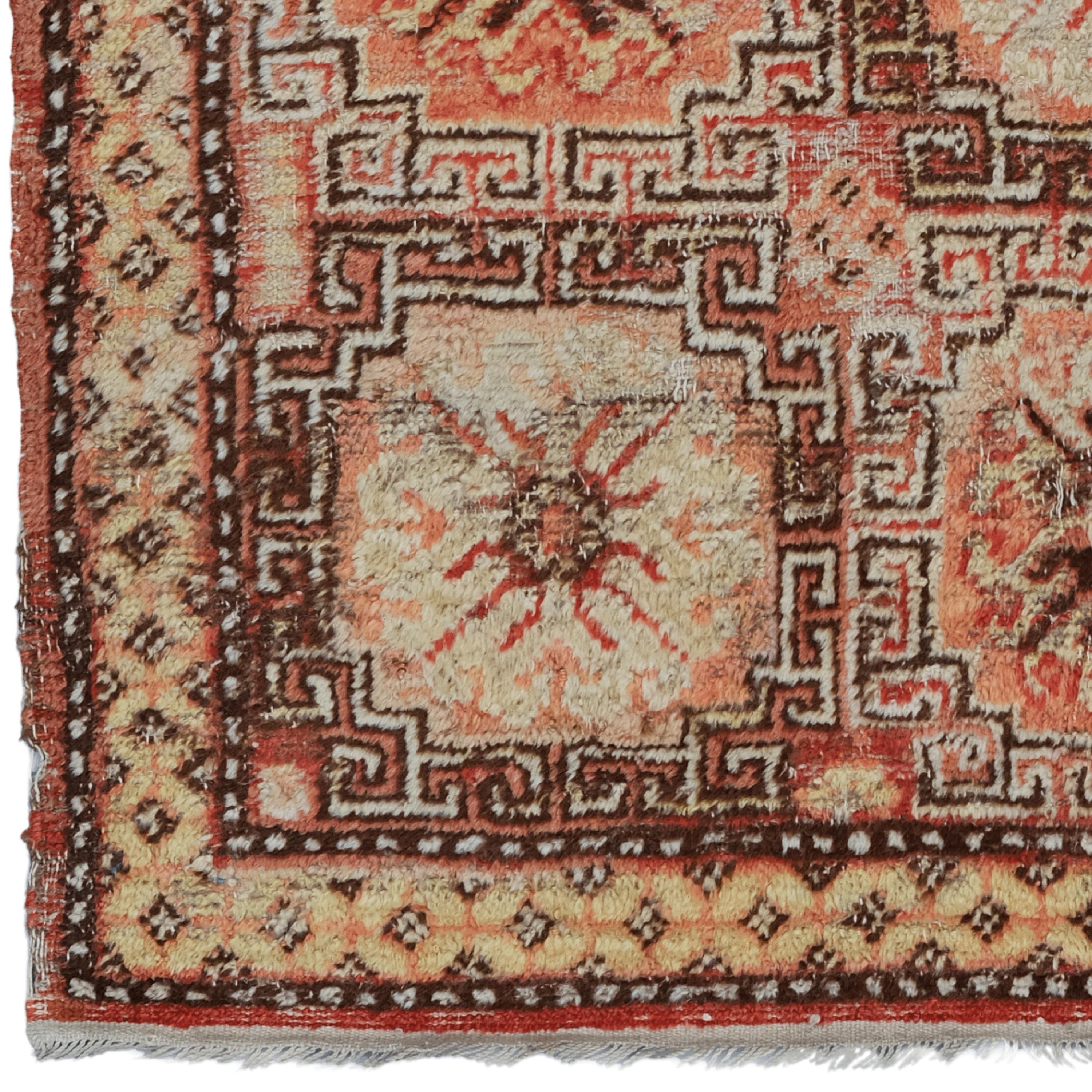 Khotan-Teppich aus dem 19. Jahrhundert - Handgewebter türkischer Teppich

Dieser elegante Khotan-Teppich aus dem 19. Jahrhundert verleiht jedem Raum mit seiner historischen Textur und seinem raffinierten Design eine edle Note. Dieses handgefertigte