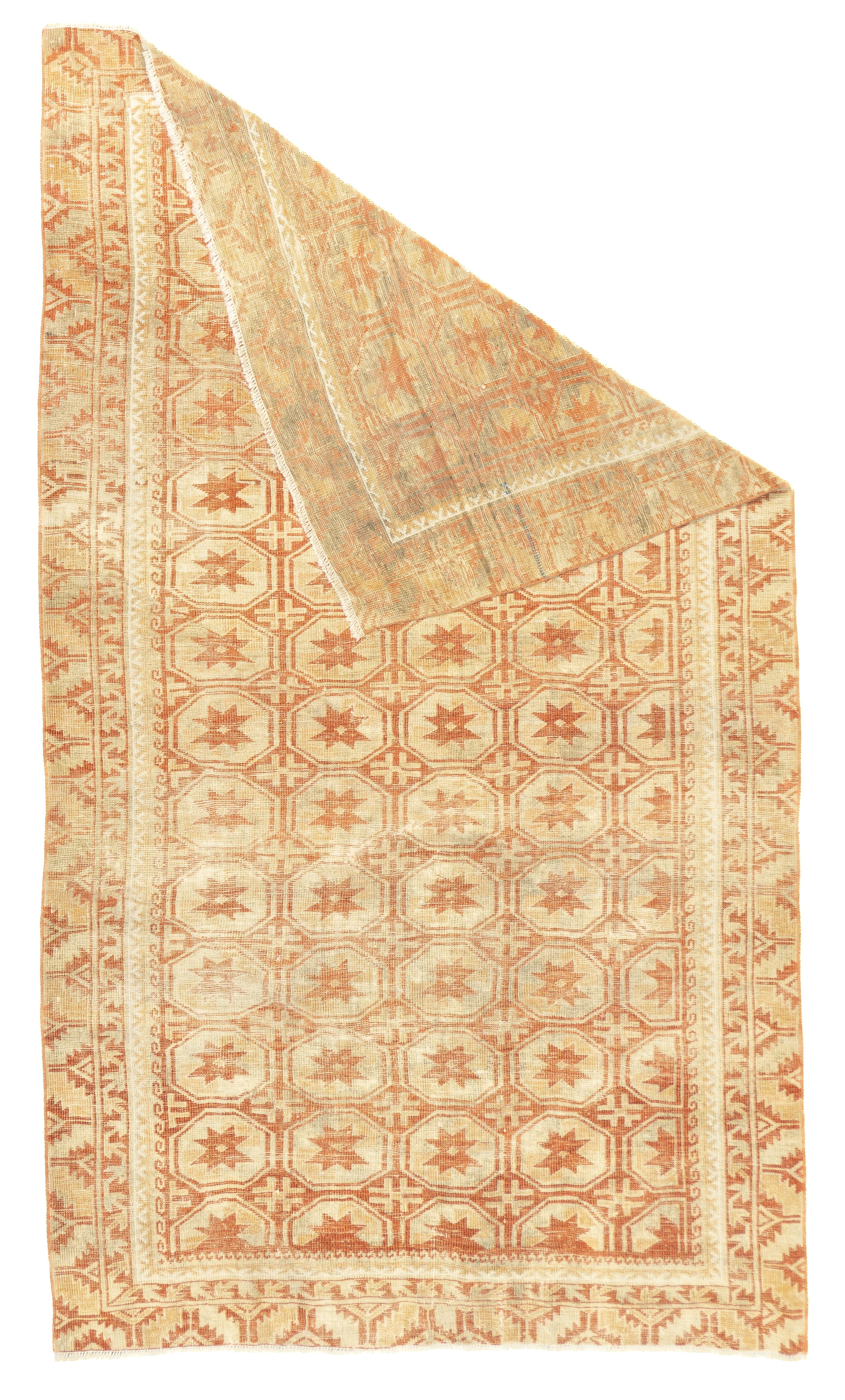 Tapis Khotan antique 3'10'' x 6'7''. Ville de l'ouest de la Chine (province du Xinjiang), active depuis le XVIIIe siècle. Tissage modéré sur coton. Tapis longs (formats k'ang) et plus récemment formats de pièces, aux motifs semi-géométriques