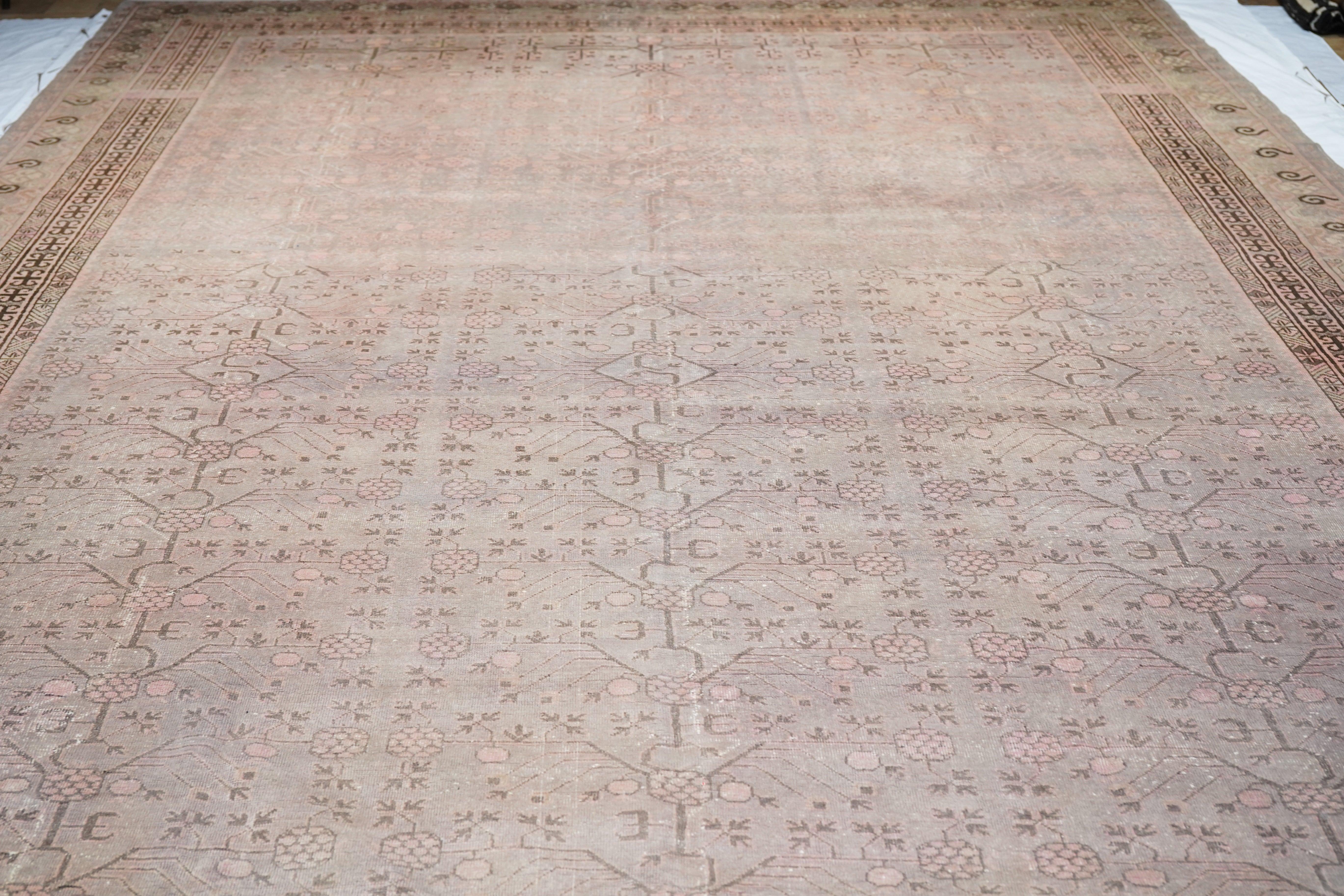 Laine Tapis Khotan ancien 9'5'' x 16'1'' en vente