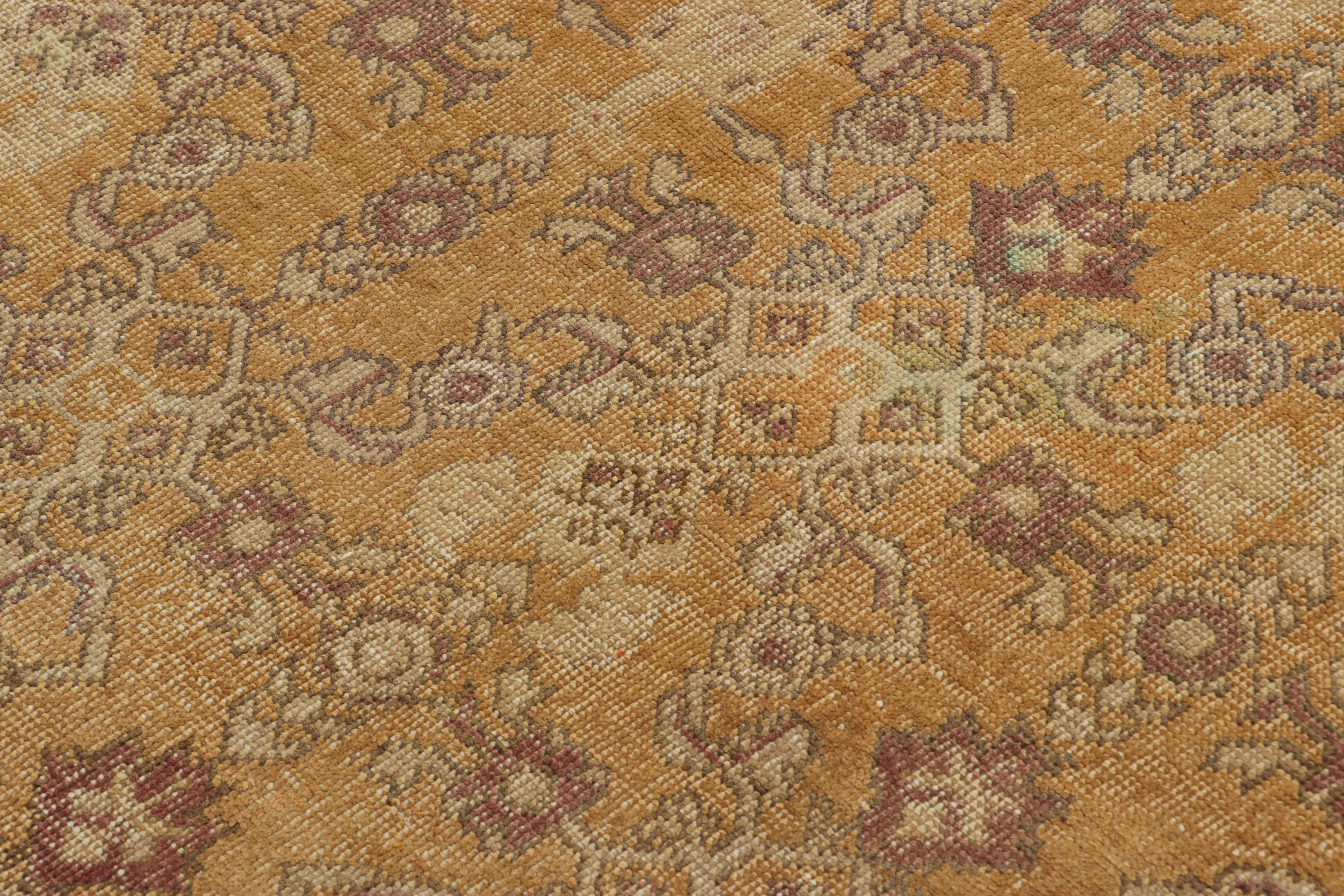 Dieser 10x11 große antike Khotan-Teppich wurde in Ostturkestan aus handgeknüpfter Wolle hergestellt und ist eine hervorragende Ergänzung der Rug & Kilim'S Kollektion. Seine warmen Goldtöne und die sanfte Patina unterstreichen eine zeitlose