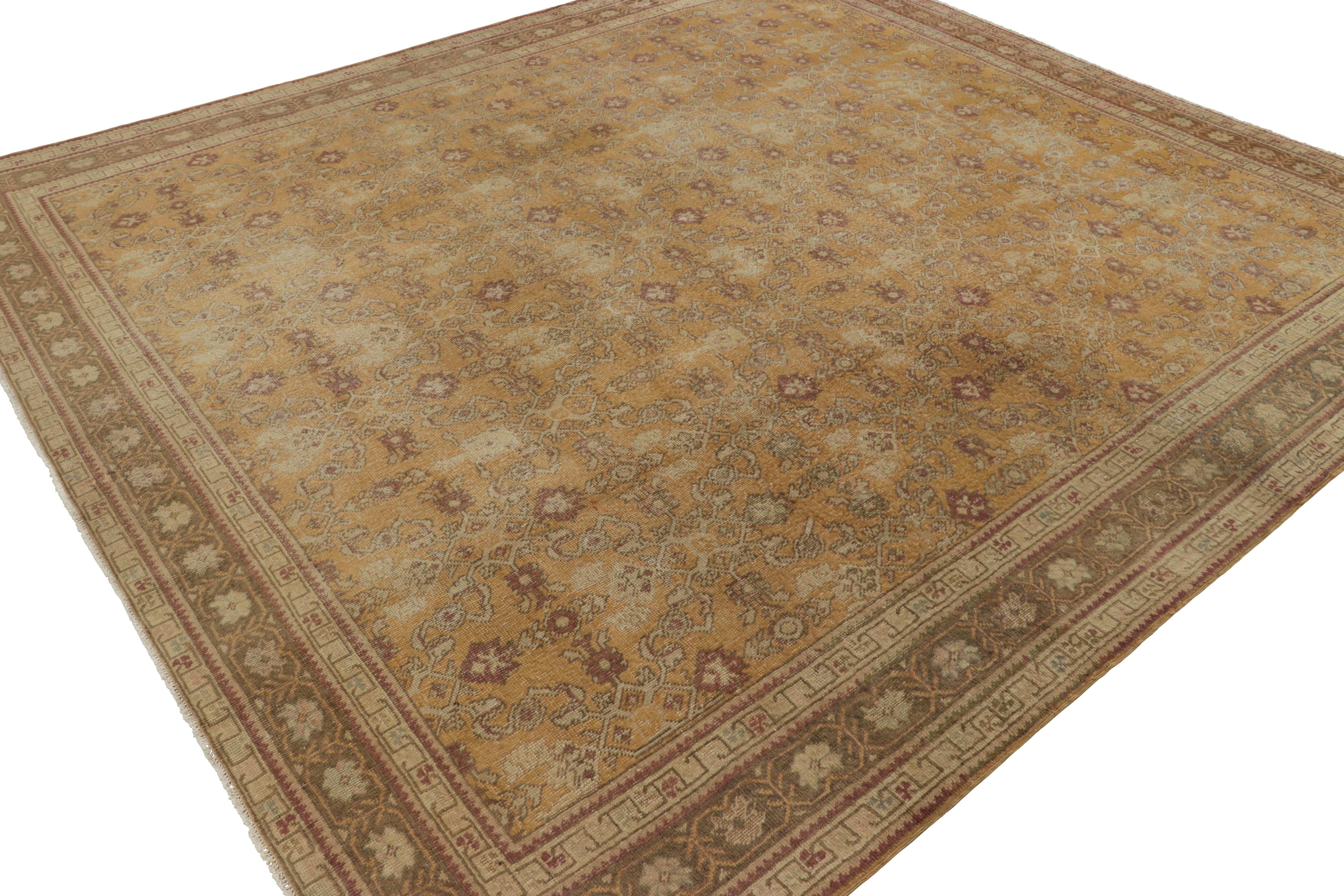 Antiker Khotan-Teppich, Beige und Gold mit geometrischem Blumenmuster - Rug & Kilim (Türkisch) im Angebot