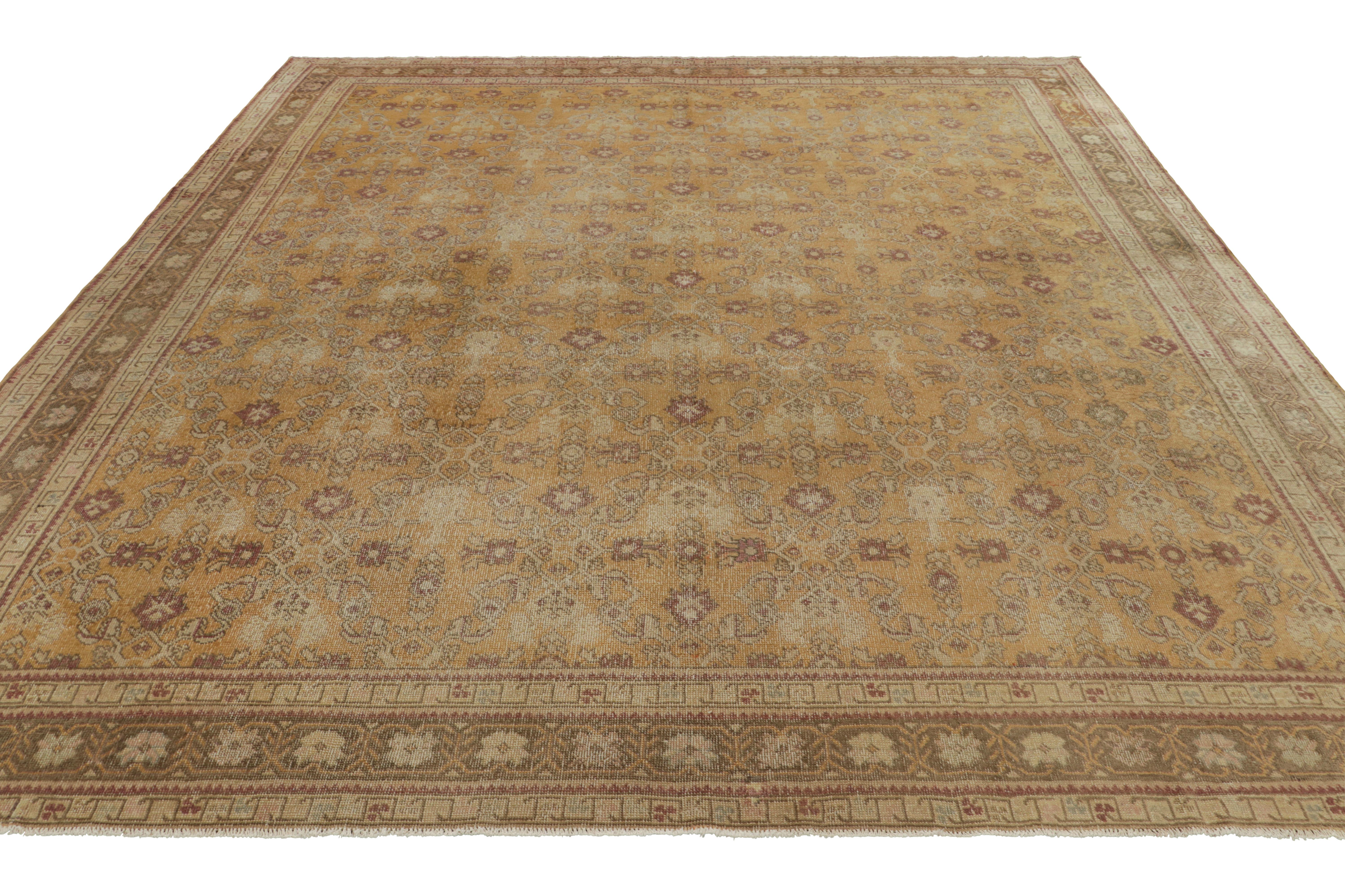 Antiker Khotan-Teppich, Beige und Gold mit geometrischem Blumenmuster - Rug & Kilim (Handgewebt) im Angebot