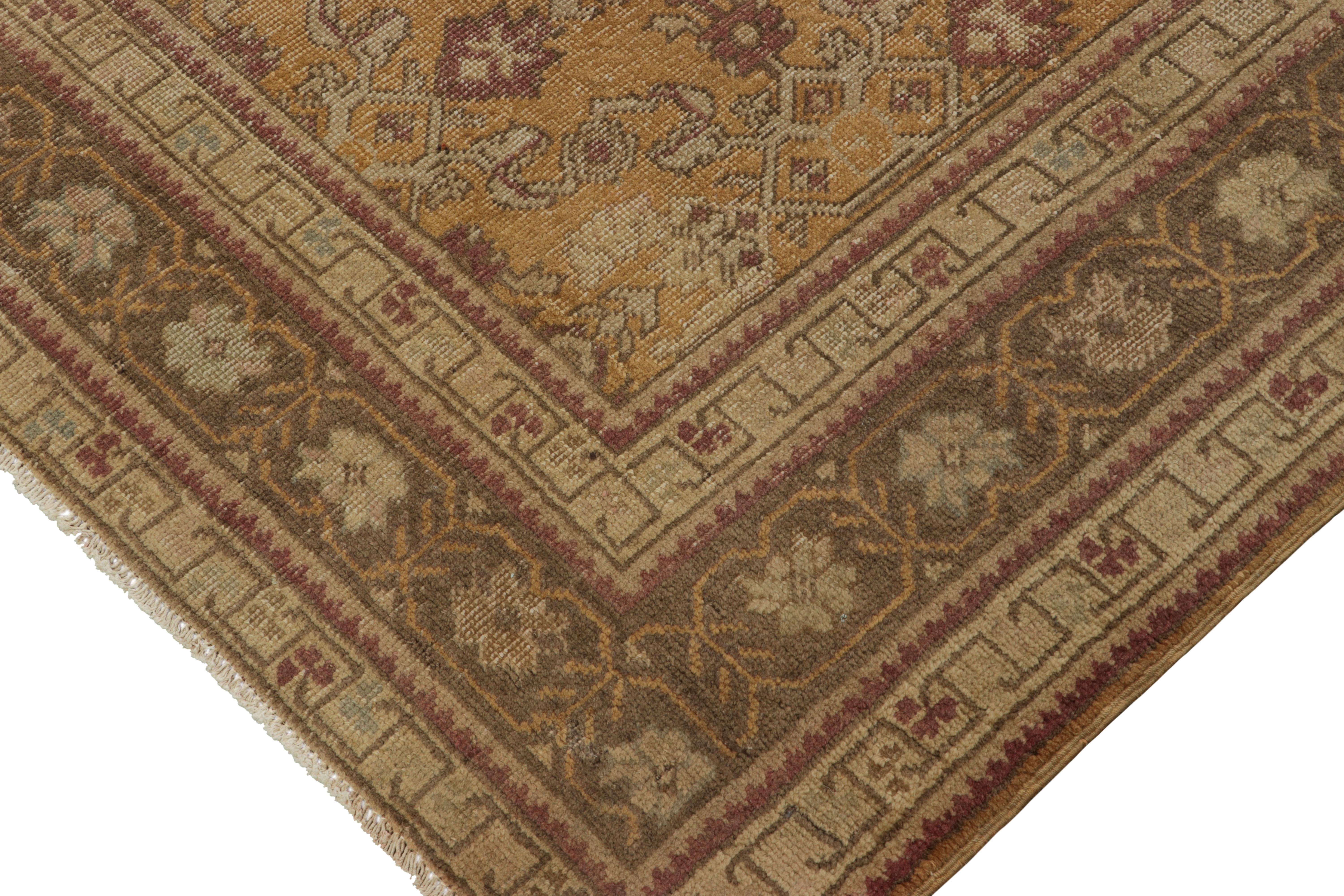 Antiker Khotan-Teppich, Beige und Gold mit geometrischem Blumenmuster - Rug & Kilim im Zustand „Gut“ im Angebot in Long Island City, NY