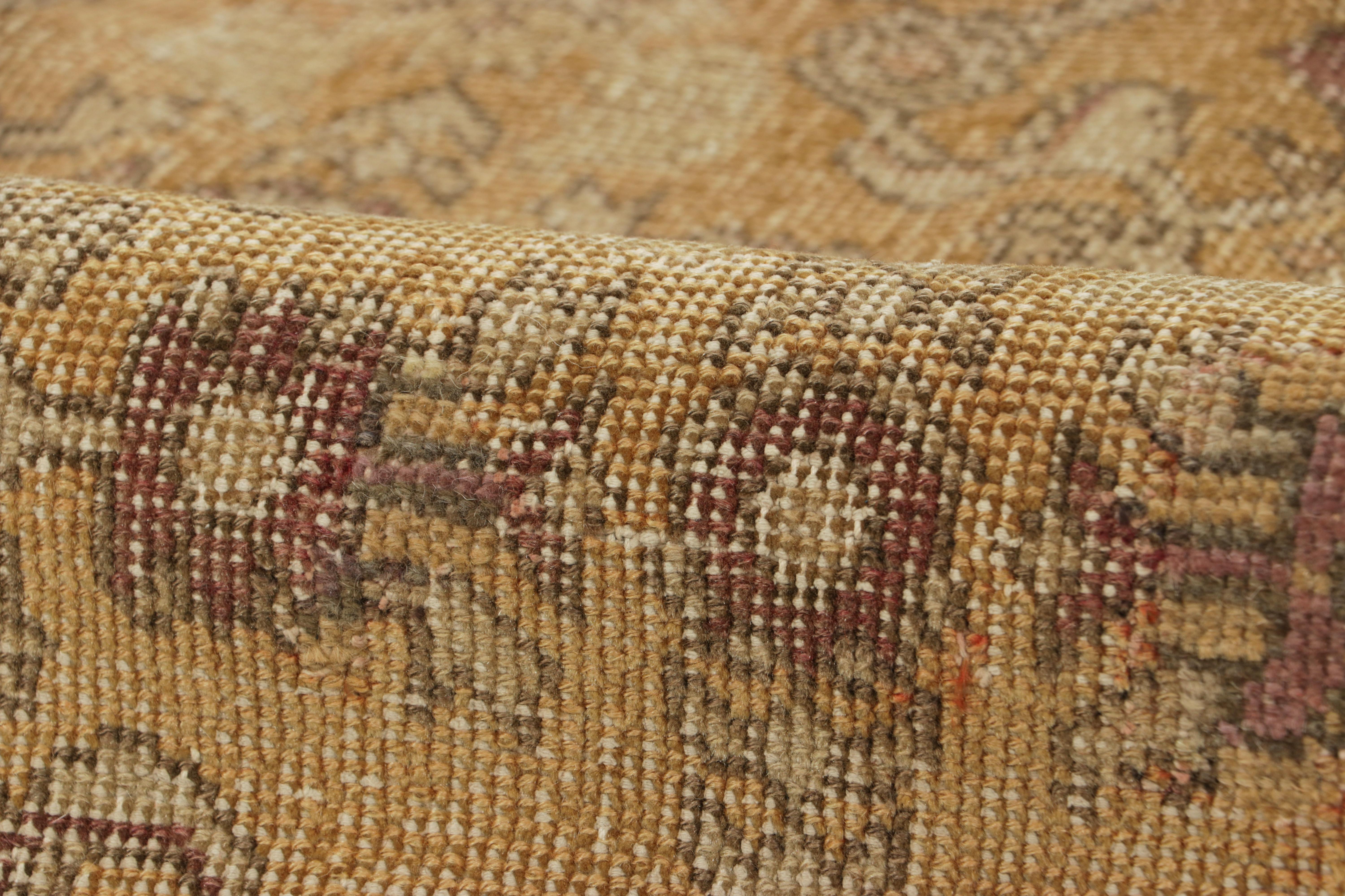 Antiker Khotan-Teppich, Beige und Gold mit geometrischem Blumenmuster - Rug & Kilim (Frühes 20. Jahrhundert) im Angebot