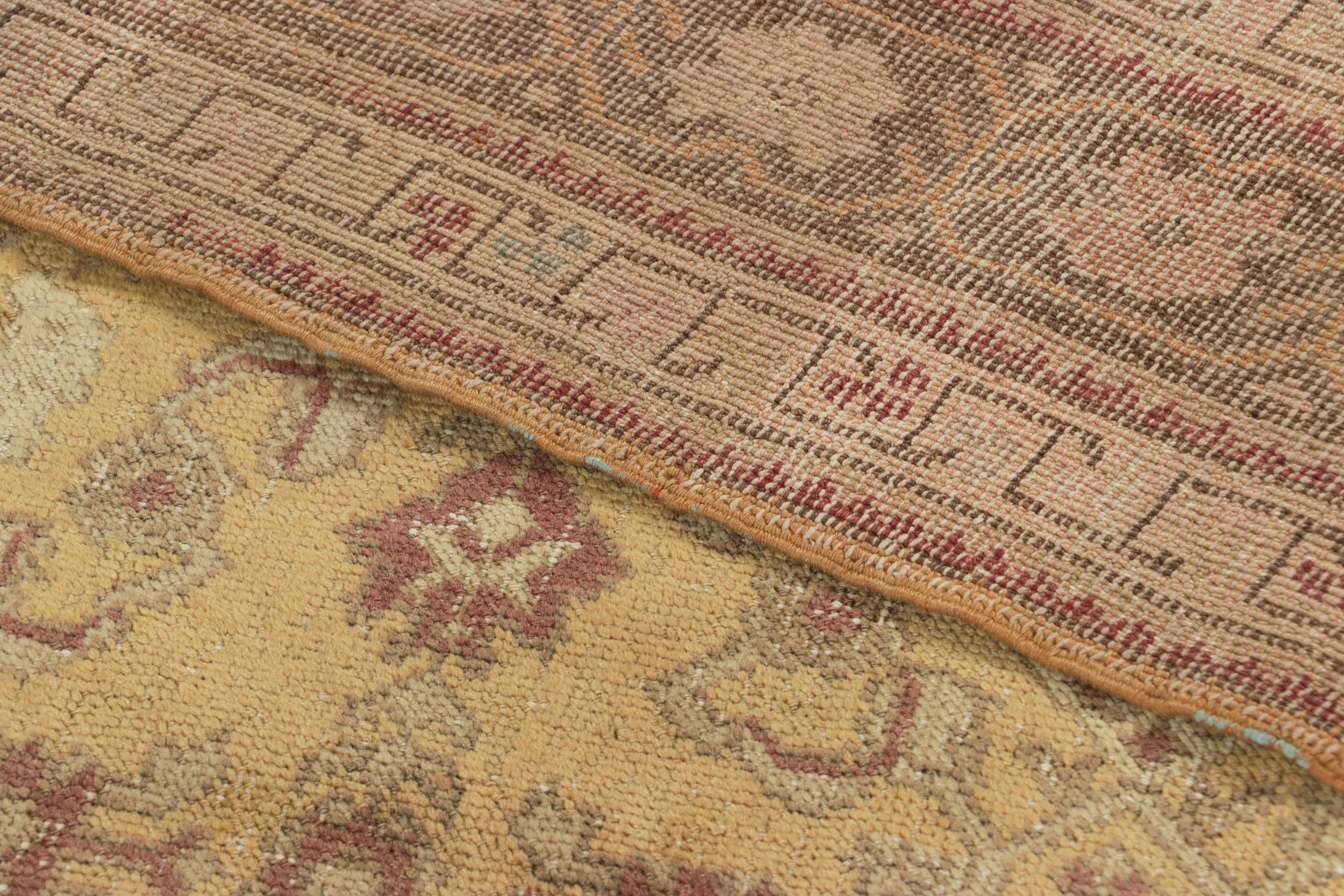Antiker Khotan-Teppich, Beige und Gold mit geometrischem Blumenmuster - Rug & Kilim (Wolle) im Angebot