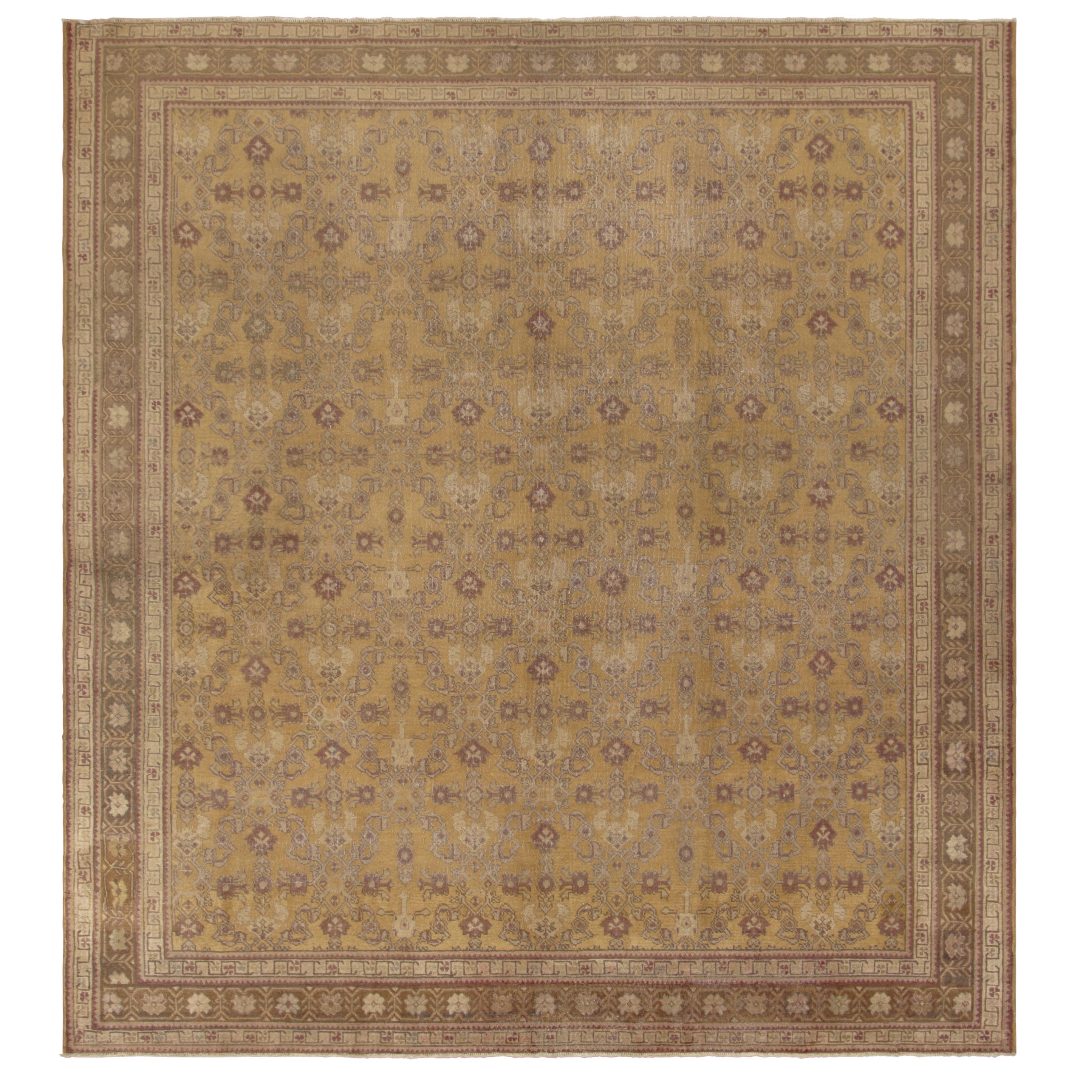 Antiker Khotan-Teppich, Beige und Gold mit geometrischem Blumenmuster - Rug & Kilim im Angebot