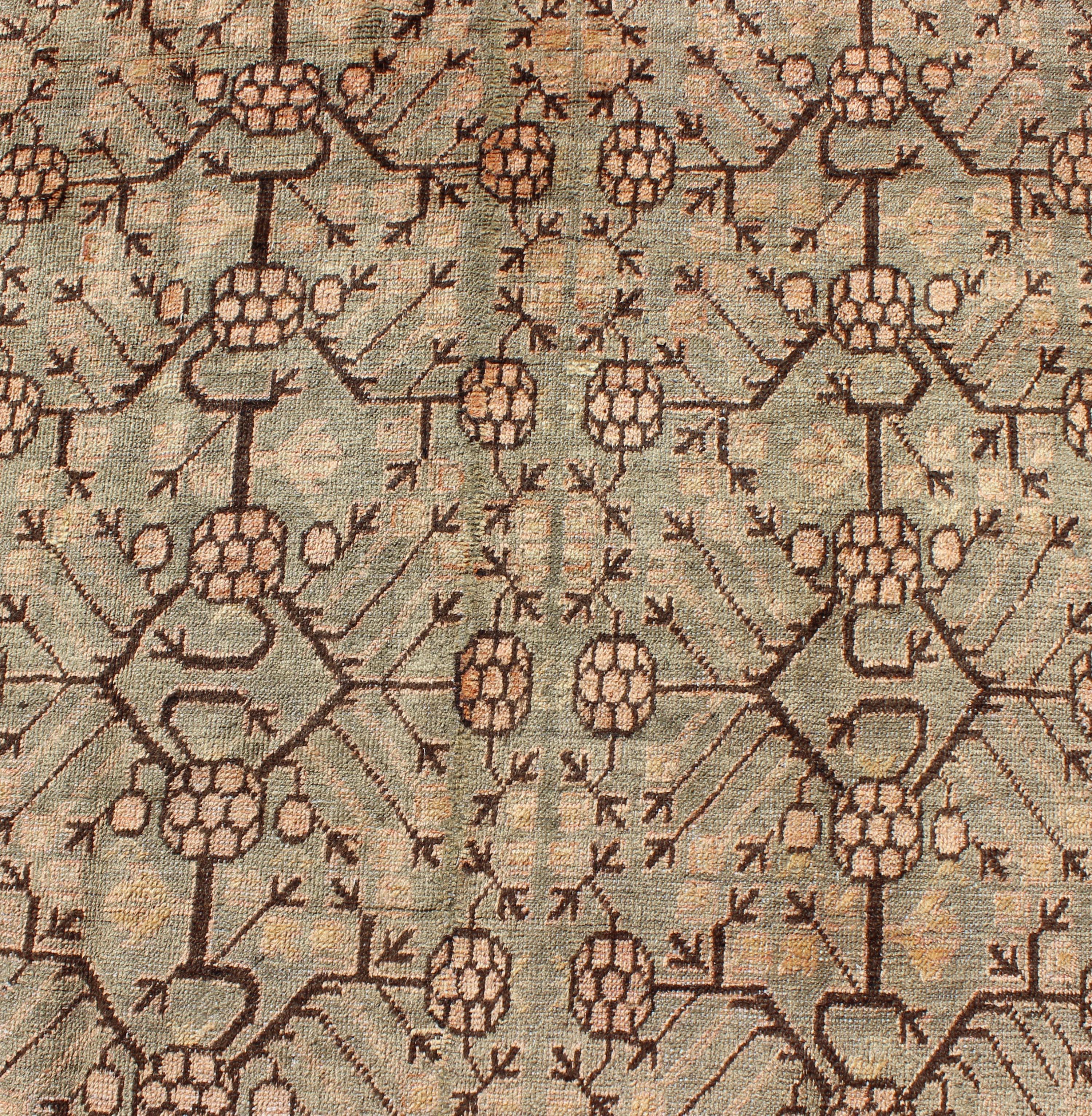 Tapis Khotan ancien à motif de treillis répété en gris doux et beige chaud en vente 1