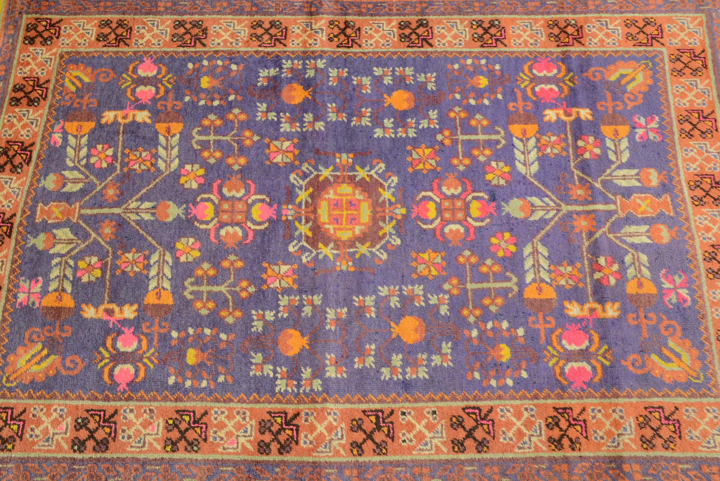 Les tapis Khotan sont tissés à la main dans la province de Sinkiang, dans l'ouest de la Chine, également appelée Turkestan oriental. Ils sont souvent appelés tapis de Samarkand, du nom de la ville d'Asie centrale où ils étaient commercialisés. Leurs