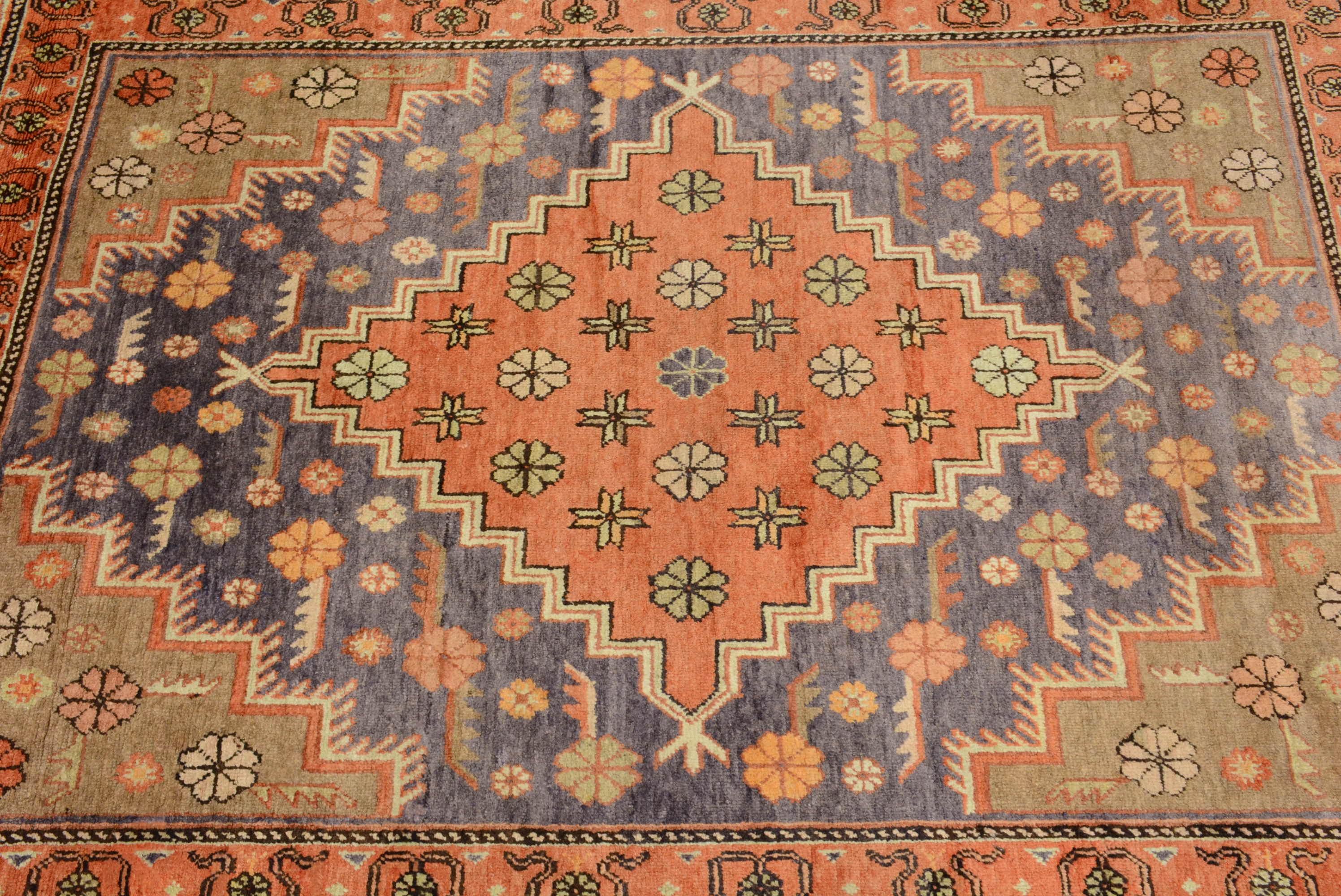 Les tapis Khotan sont tissés à la main dans la province de Sinkiang, dans l'ouest de la Chine, également appelée Turkestan oriental. Ils sont souvent appelés tapis de Samarkand, du nom de la ville d'Asie centrale où ils étaient commercialisés. Leurs