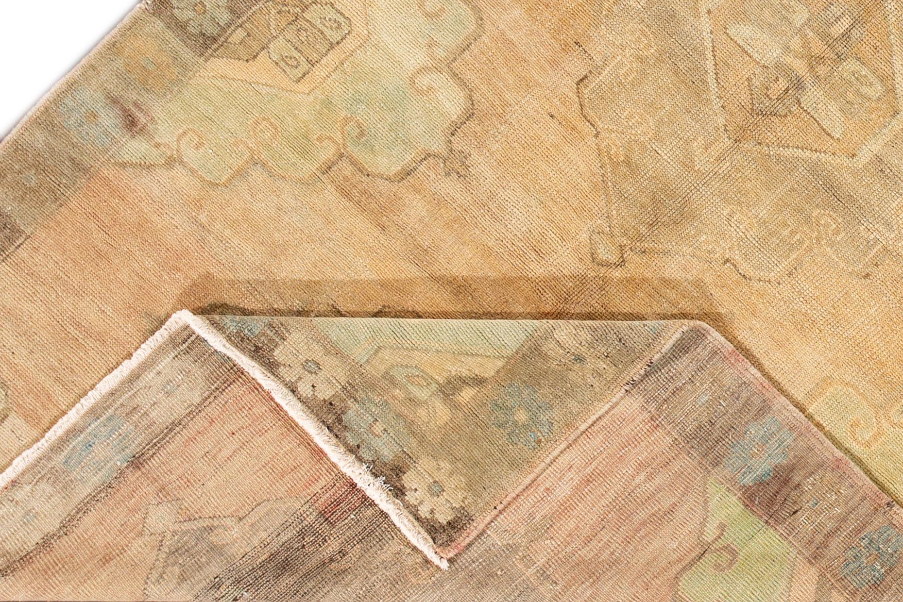 
Ancien tapis Khotan en laine nouée à la main, avec un champ de couleur pêche et un motif à plusieurs médaillons.

Ce tapis mesure 5' x 10'.