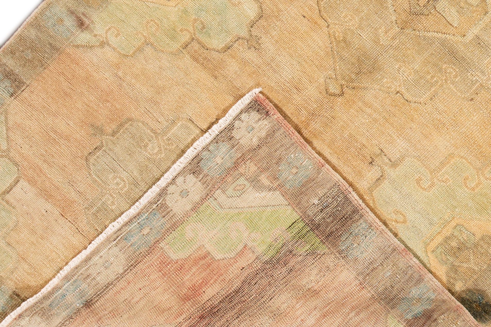 Turkestan oriental Tapis Khotan antique fait main en laine couleur pêche en vente