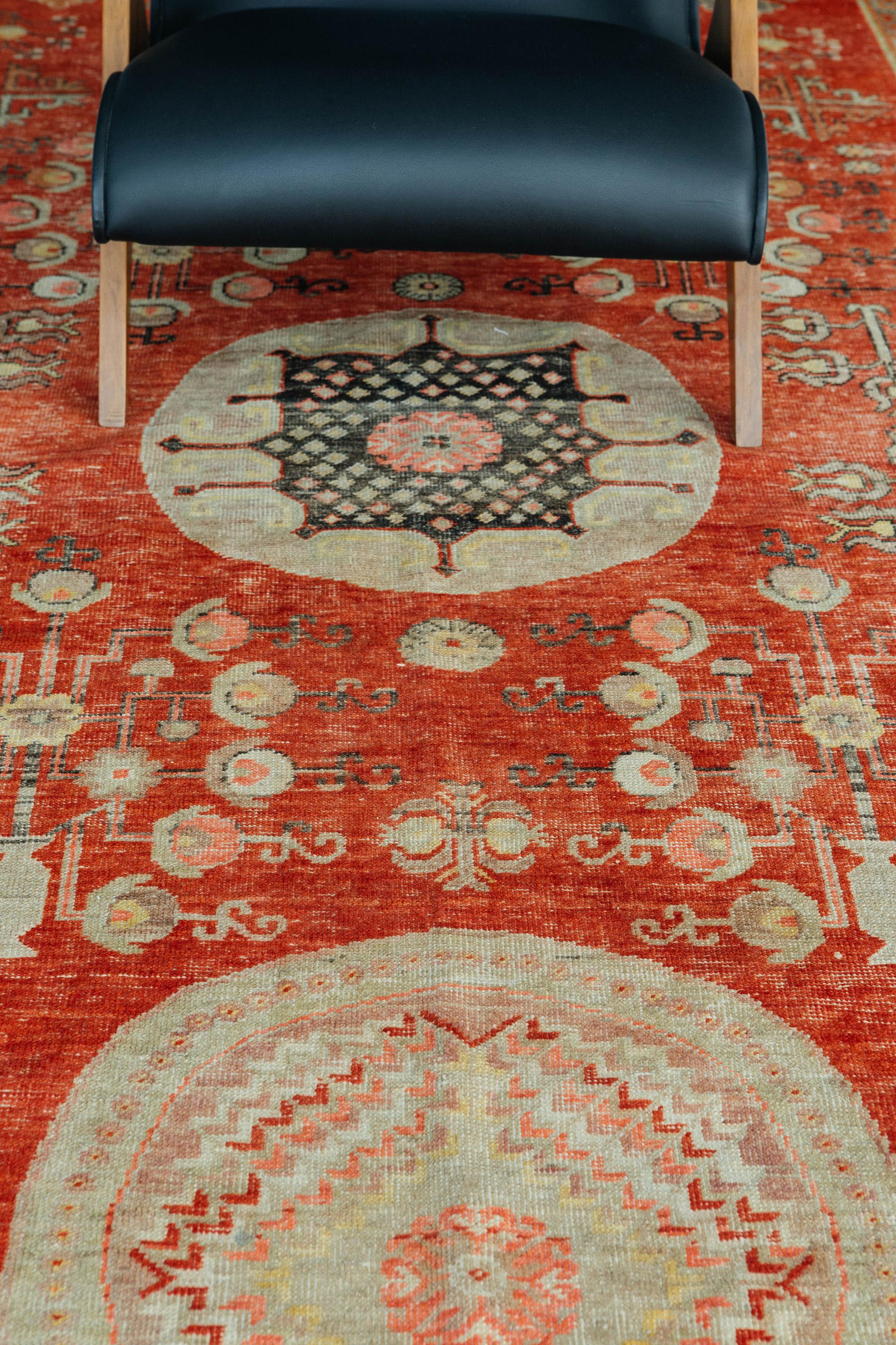 Tapis Khotan ancien État moyen - En vente à WEST HOLLYWOOD, CA