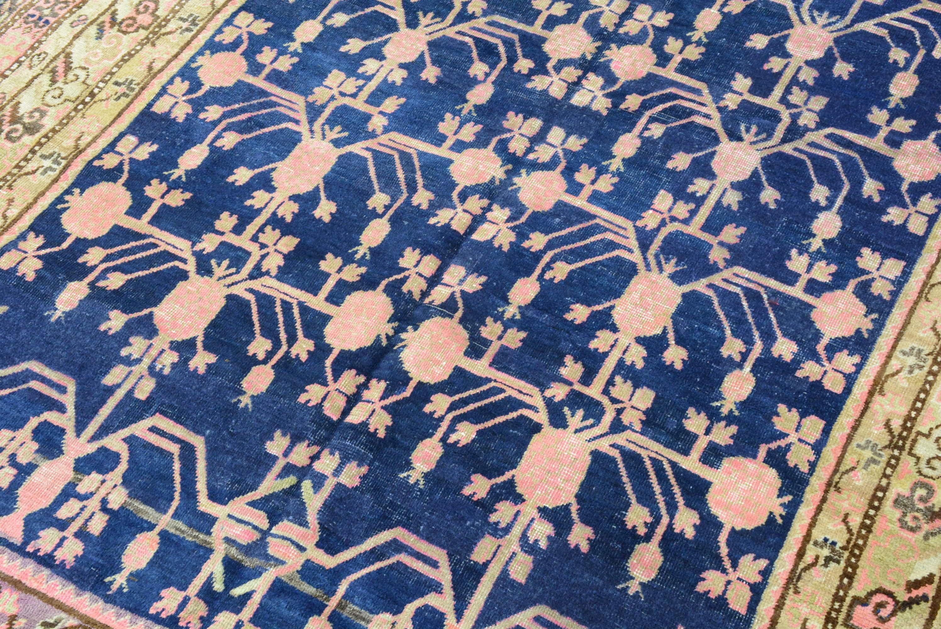 Antiker Khotan-Teppich im Zustand „Gut“ im Angebot in Closter, NJ