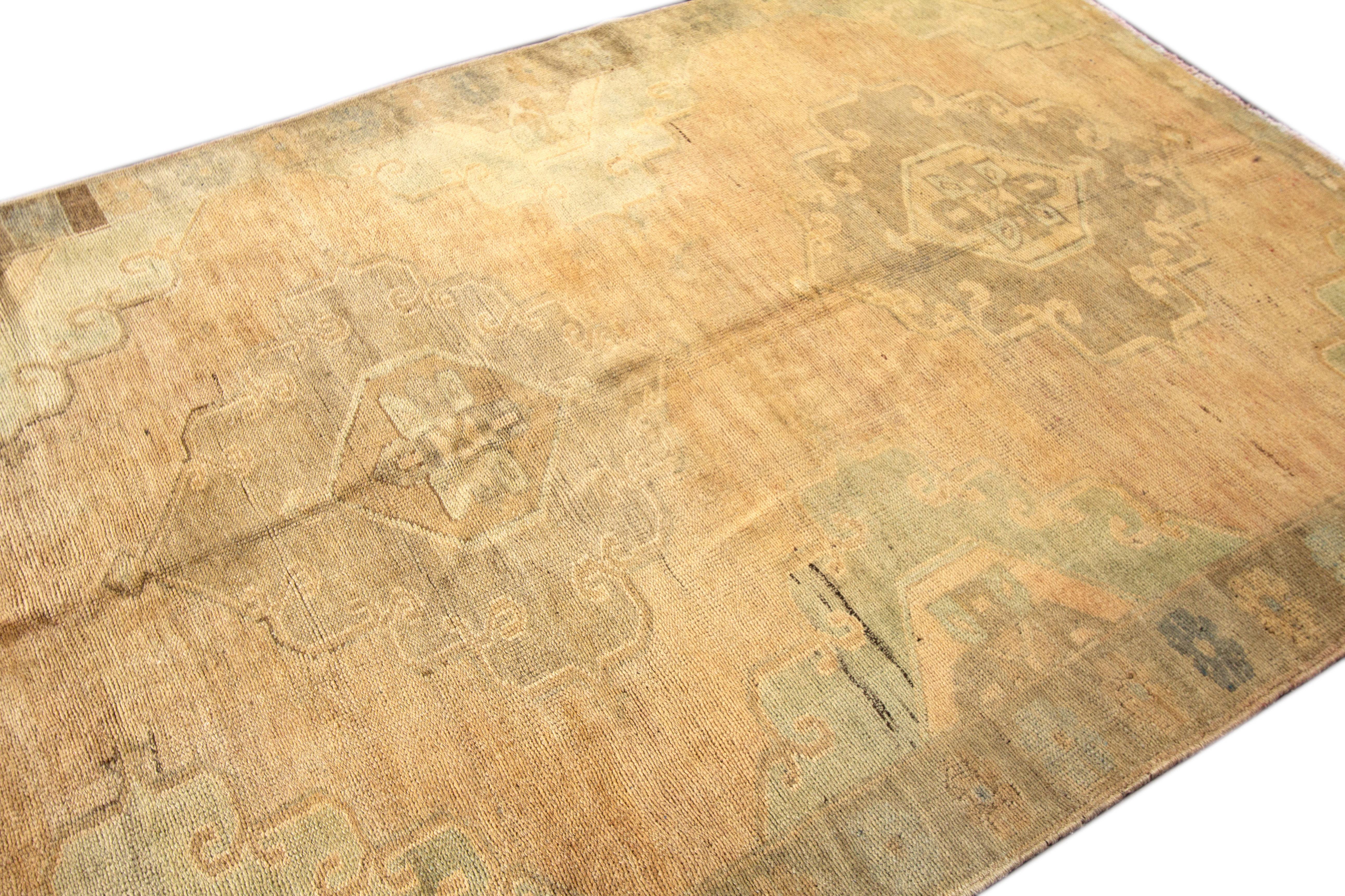 Milieu du XXe siècle Tapis Khotan antique fait main en laine couleur pêche en vente