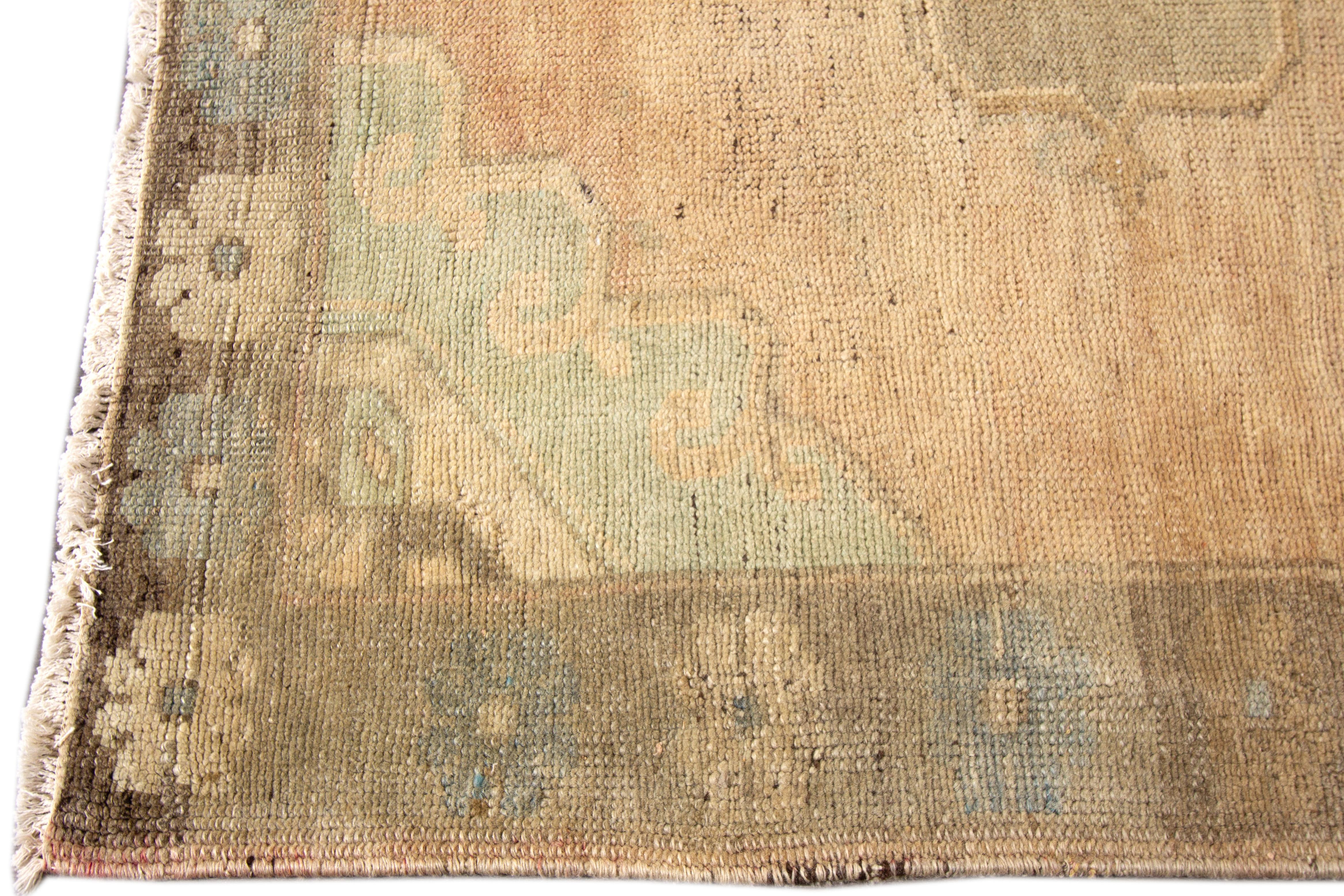 Tapis Khotan antique fait main en laine couleur pêche en vente 1