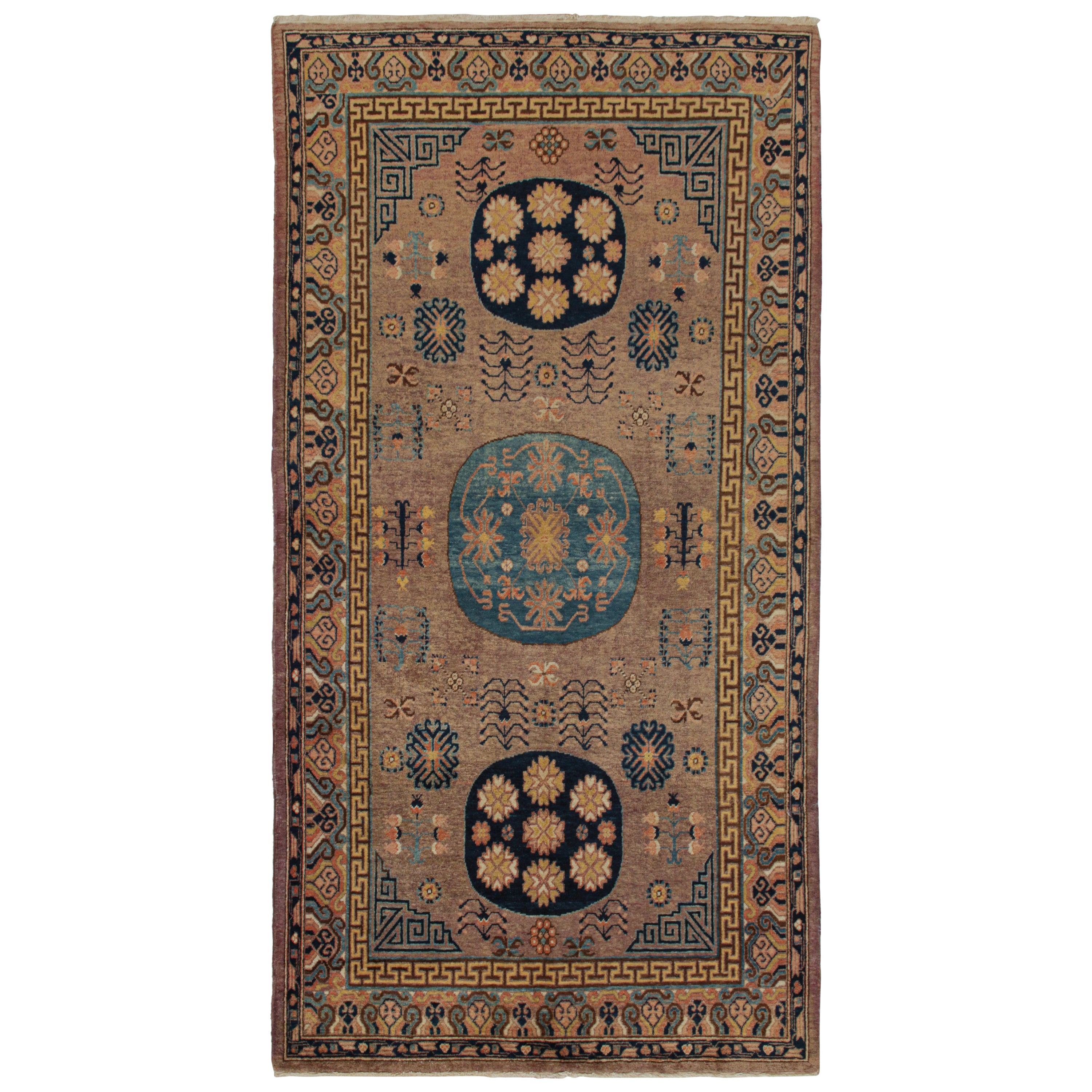 Tappeto Khotan antico in beige-marrone, con medaglioni blu e oro, da Rug & Kilim