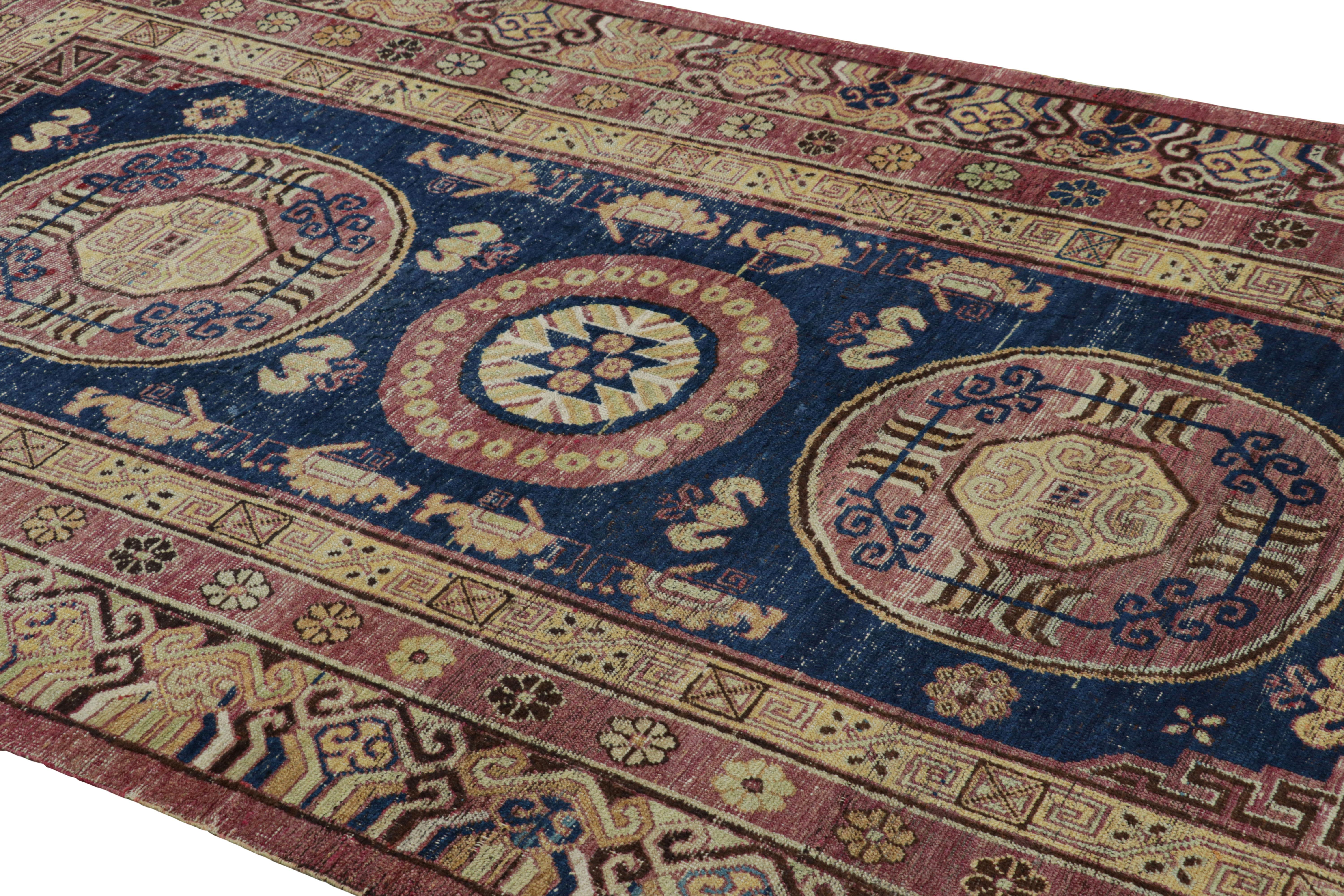Anudada a mano en lana y procedente de Turquía hacia 1900-1920, esta alfombra Khotan antigua de 6x10 es una rara novedad de Rug & Kilim. 

Sobre el diseño: 

Las alfombras de Samarcanda suelen reflejar una fascinante fusión de elementos de diseño