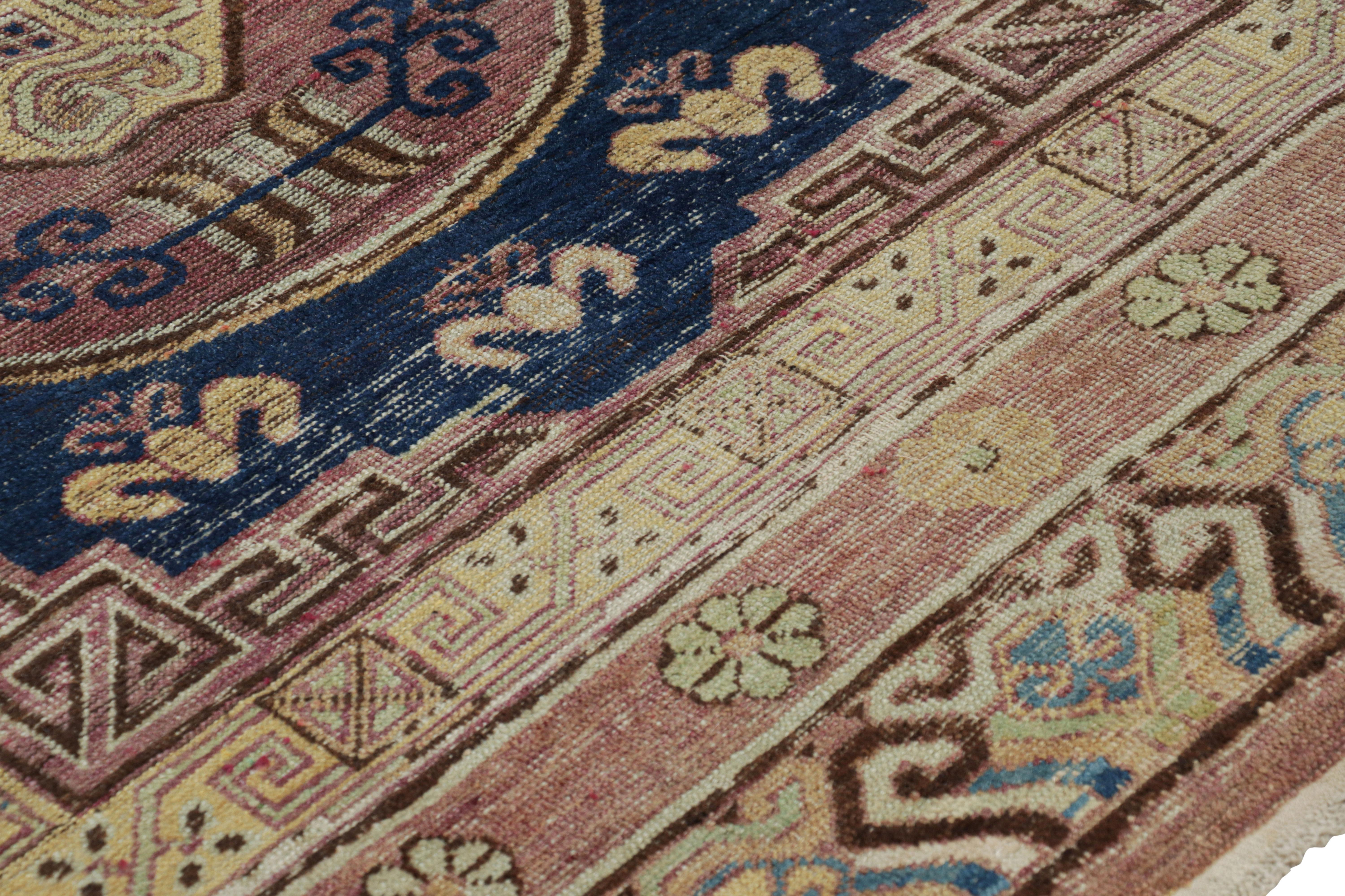 Alfombra antigua Khotan azul, beige-marrón y dorada con medallones - Rug & Kilim Turco en venta