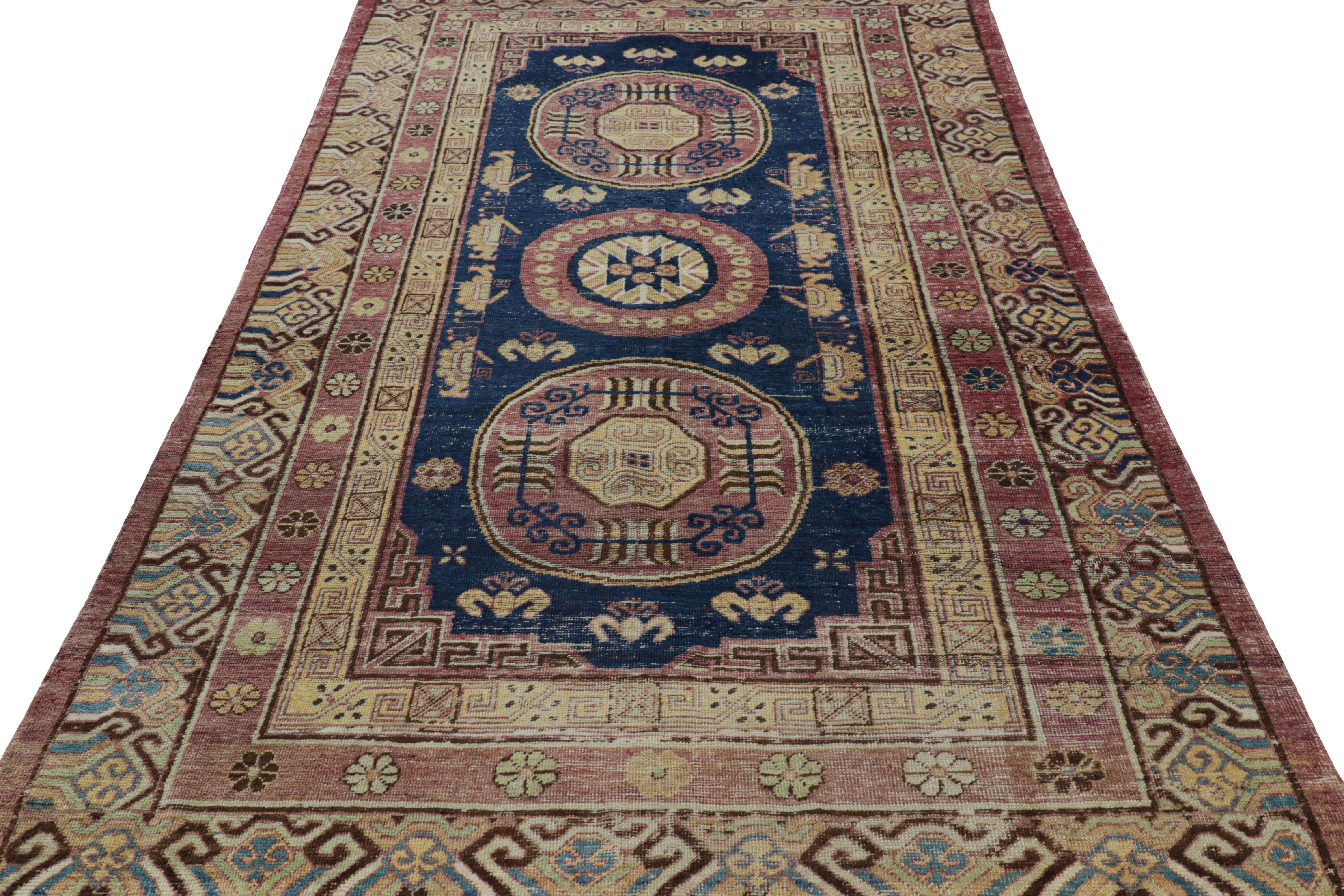 Alfombra antigua Khotan azul, beige-marrón y dorada con medallones - Rug & Kilim Pintado a mano en venta