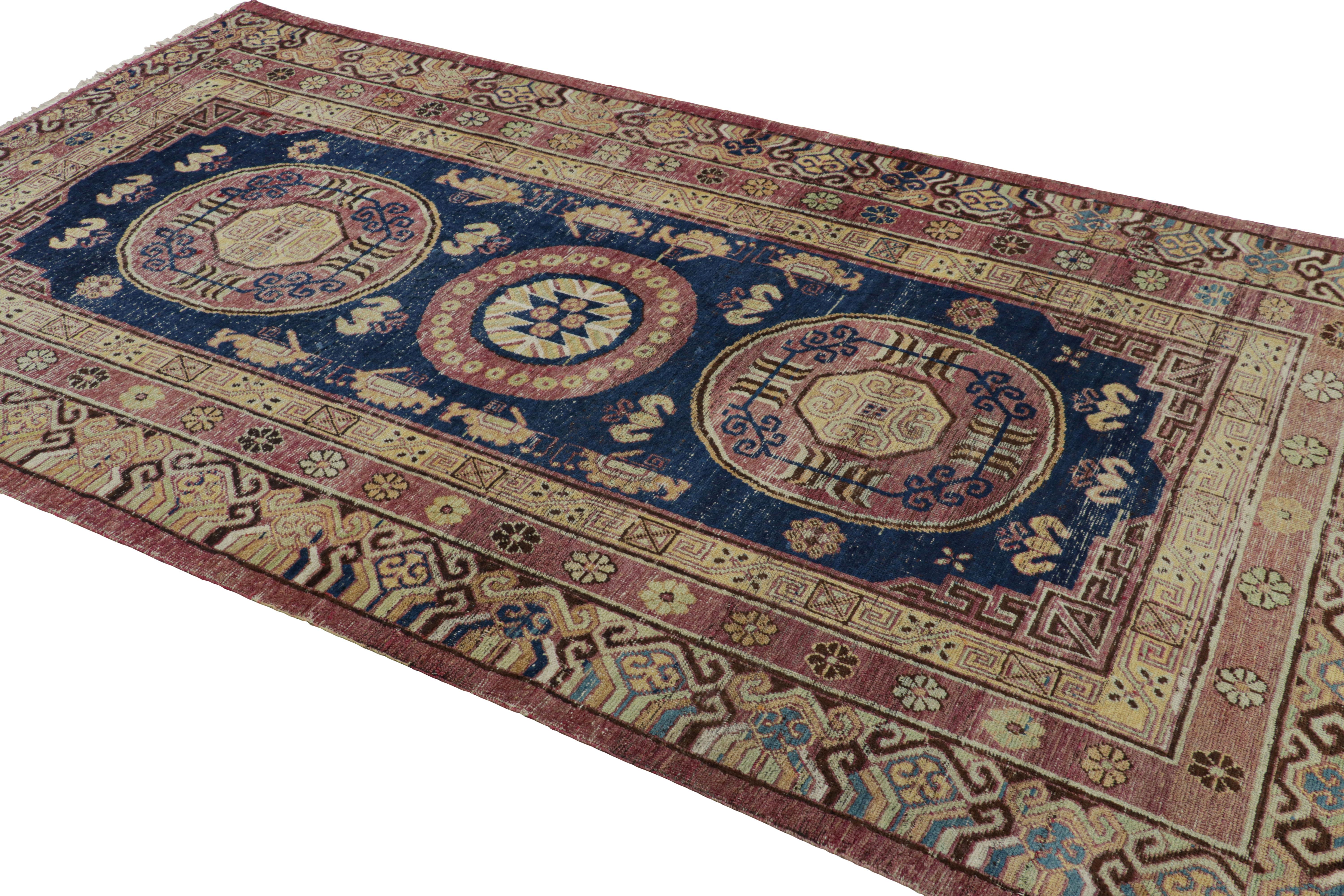 Alfombra antigua Khotan azul, beige-marrón y dorada con medallones - Rug & Kilim en Bueno estado para la venta en Long Island City, NY