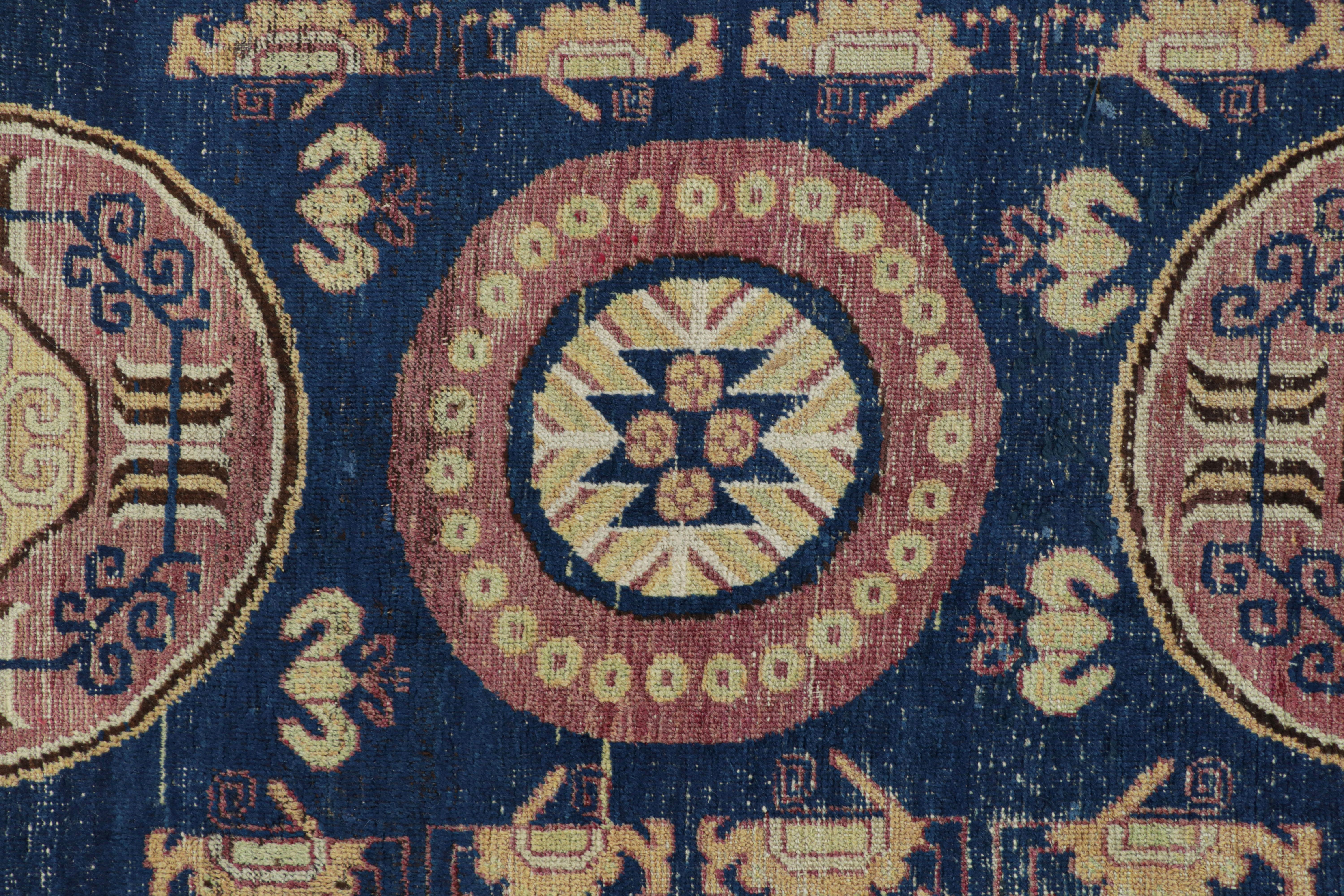 Alfombra antigua Khotan azul, beige-marrón y dorada con medallones - Rug & Kilim principios del siglo XX en venta