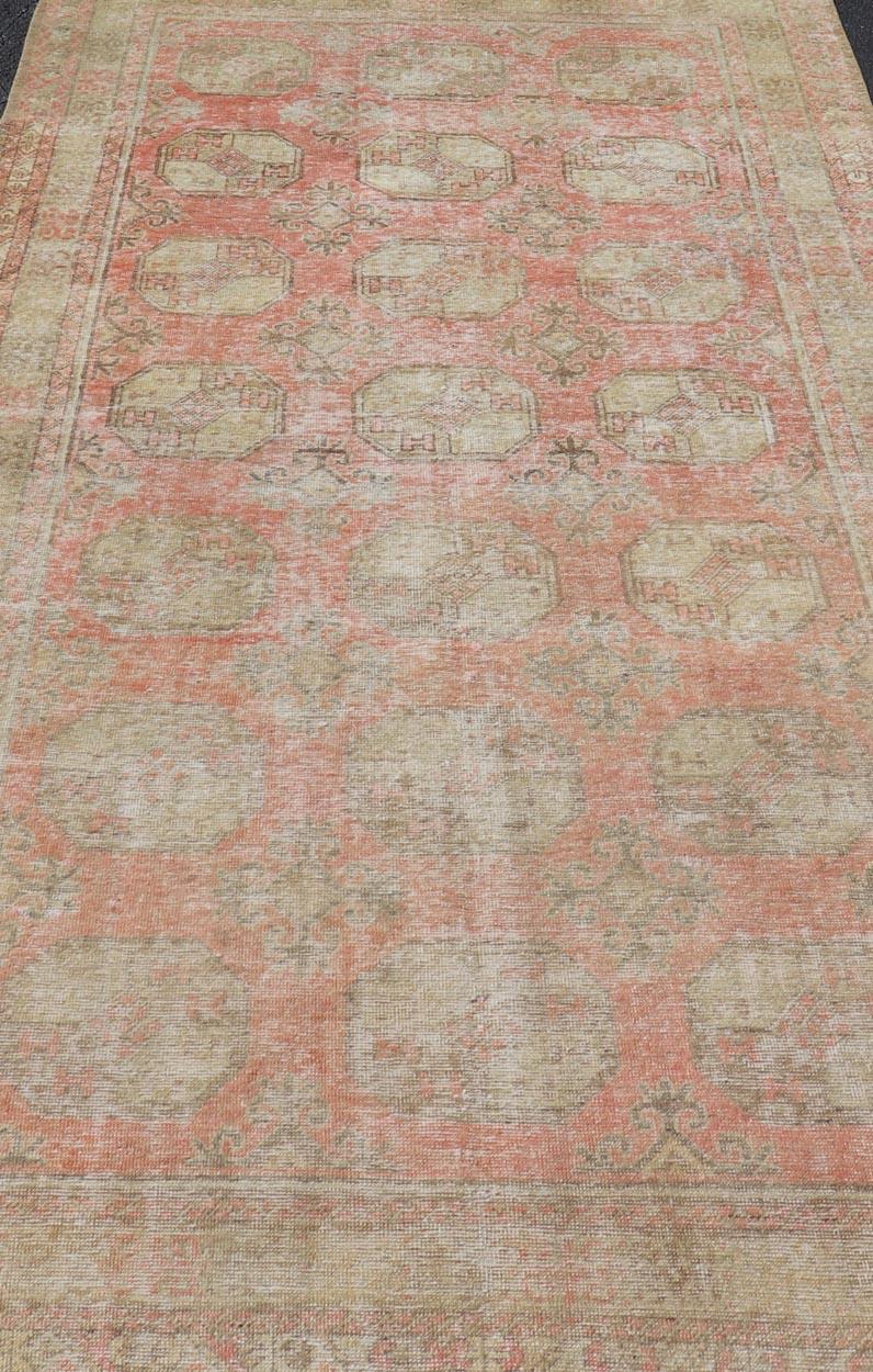 Tapis Khotan ancien avec motif de médaillon répétitif de Keivan Woven Arts en vente 4
