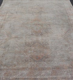 Tapis Khotan ancien en médaillons avec fond argenté et couleurs sourdes