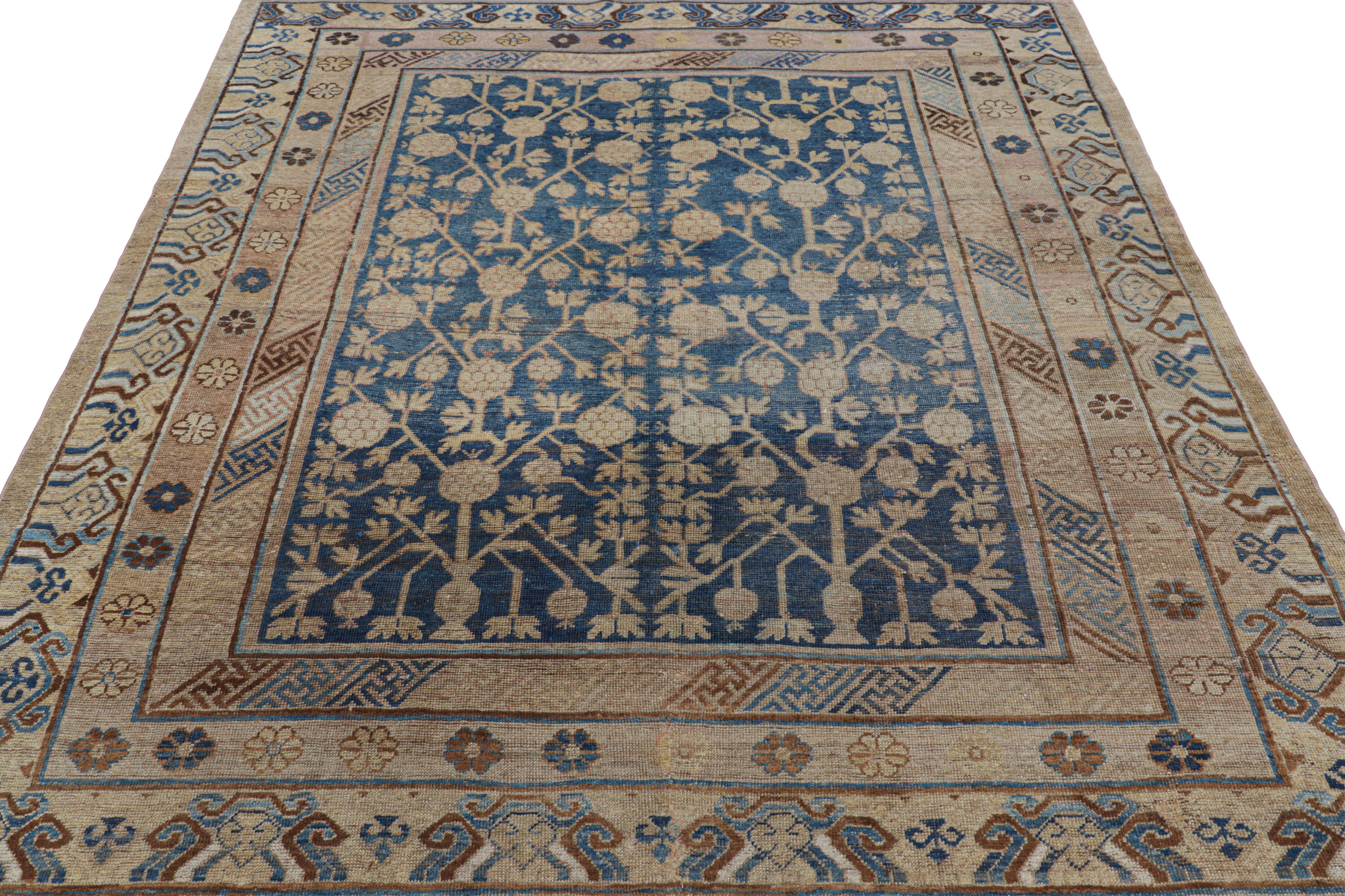 Antiker Khotan-Teppich in Marineblau mit Granatapfelmuster (Handgeknüpft) im Angebot