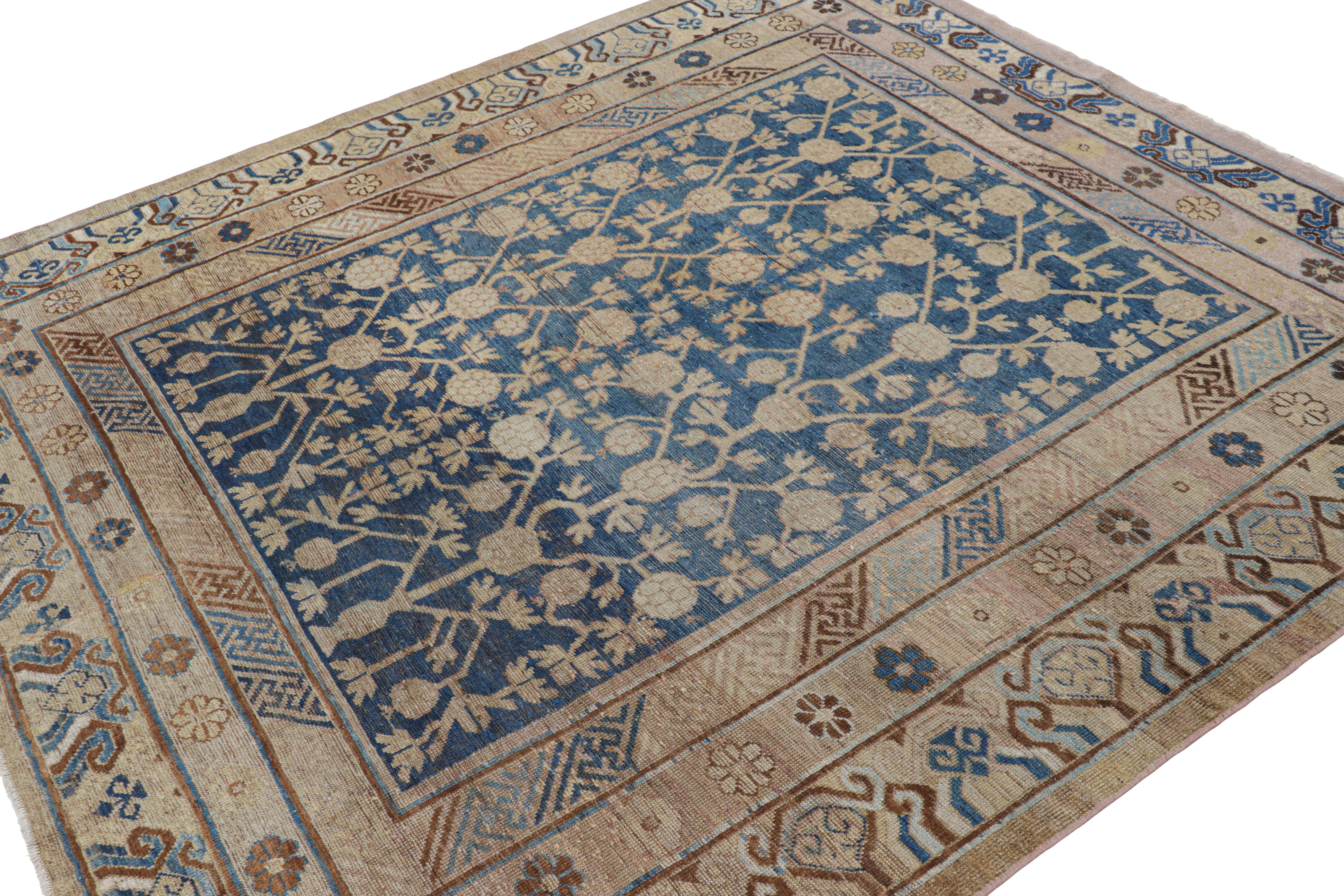Antiker Khotan-Teppich in Marineblau mit Granatapfelmuster im Zustand „Gut“ im Angebot in Long Island City, NY