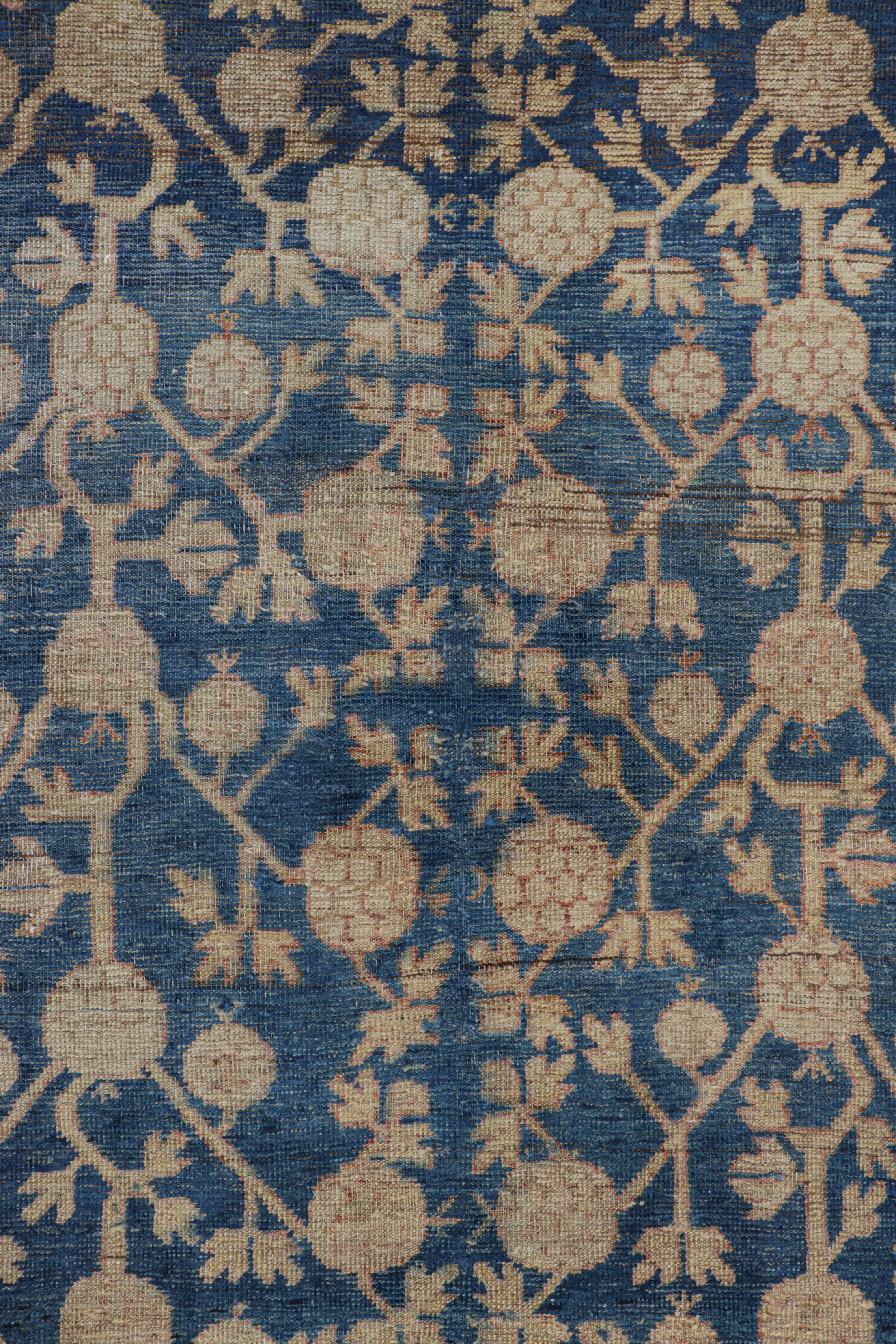 Antiker Khotan-Teppich in Marineblau mit Granatapfelmuster (Frühes 20. Jahrhundert) im Angebot