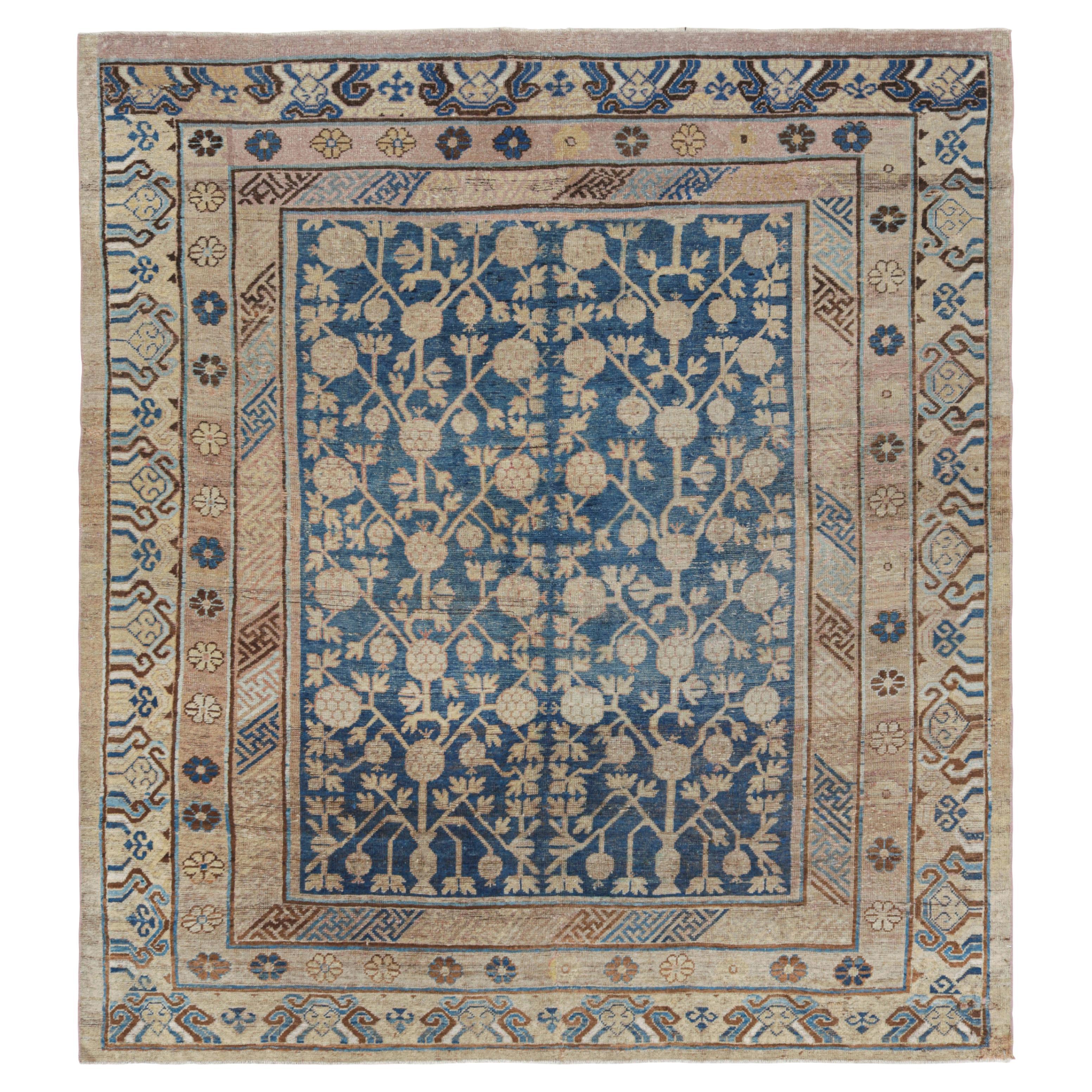 Alfombra antigua Khotan azul marino con motivos de granadas