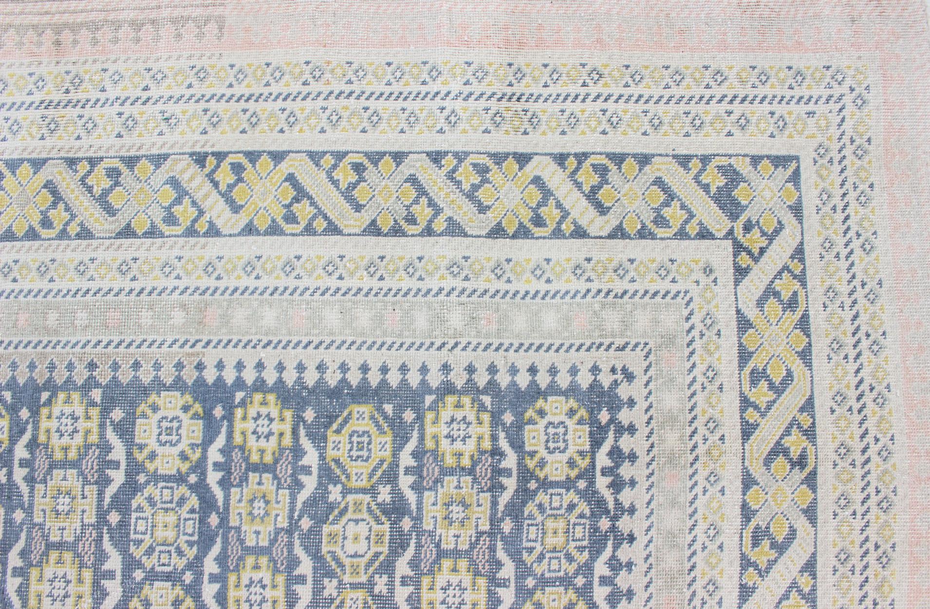 Alfombra antigua Khotan en tonos azules con acentos grises, l. rosas y amarillos en venta 2