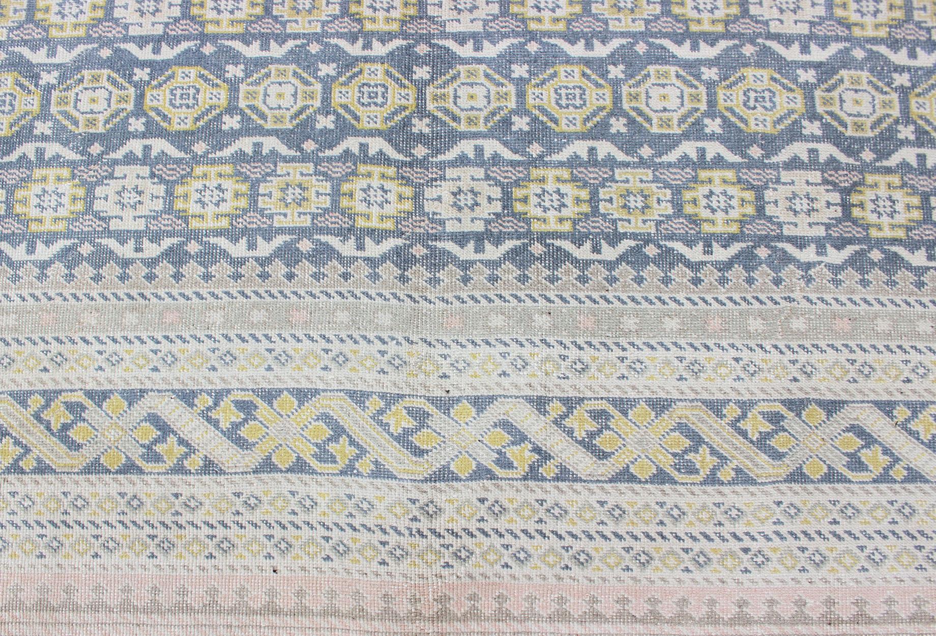 Alfombra antigua Khotan en tonos azules con acentos grises, l. rosas y amarillos en venta 3