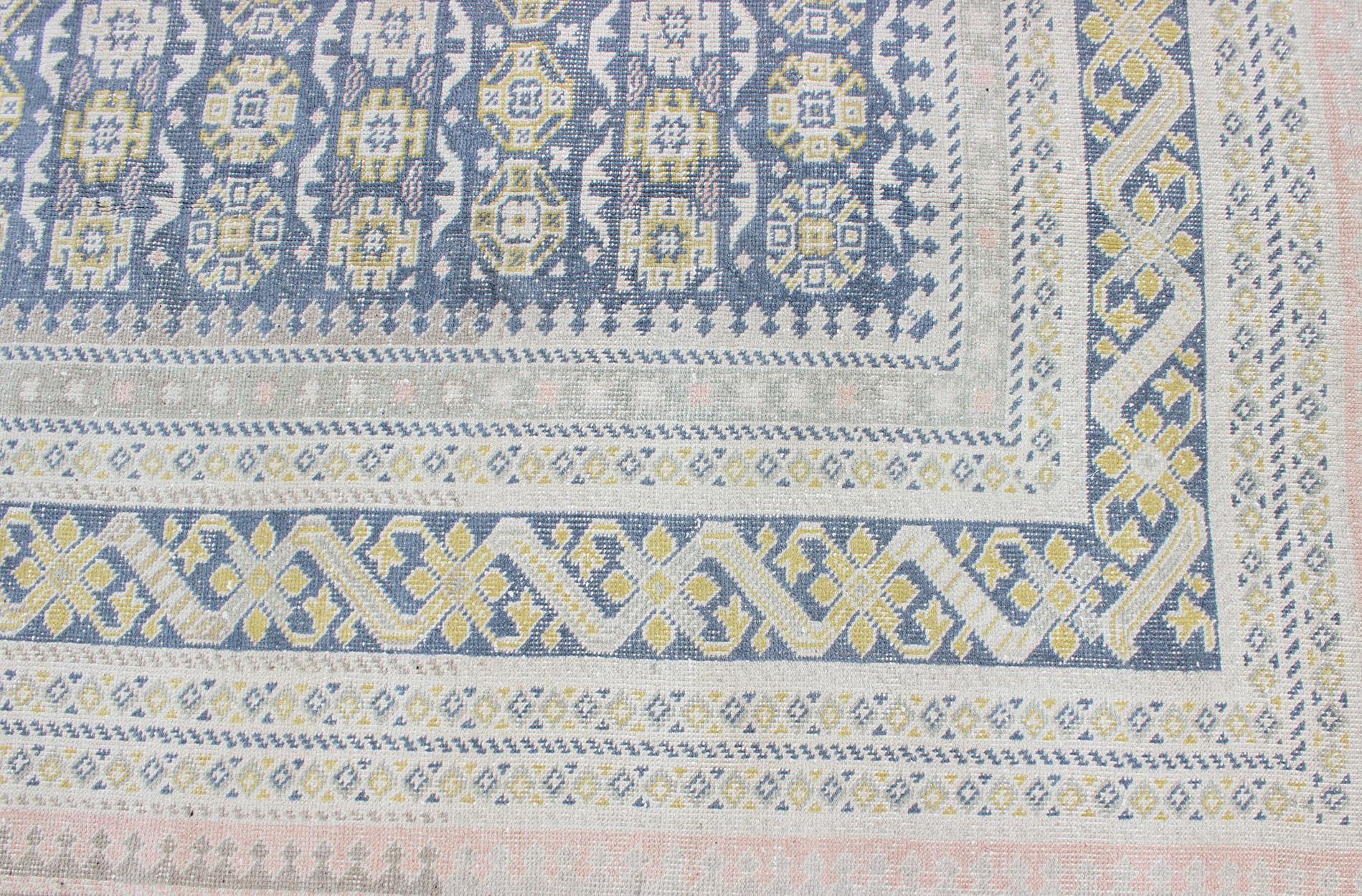 Alfombra antigua Khotan en tonos azules con acentos grises, l. rosas y amarillos en venta 4