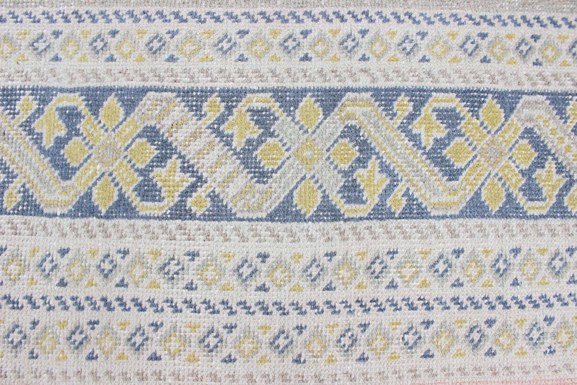 Alfombra antigua Khotan en tonos azules con acentos grises, l. rosas y amarillos en venta 5
