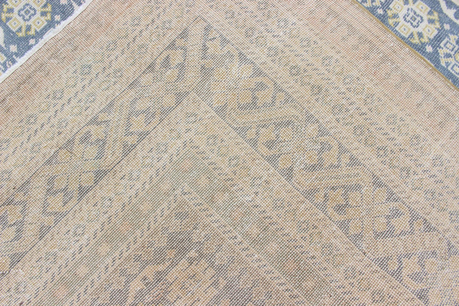 Alfombra antigua Khotan en tonos azules con acentos grises, l. rosas y amarillos en venta 6