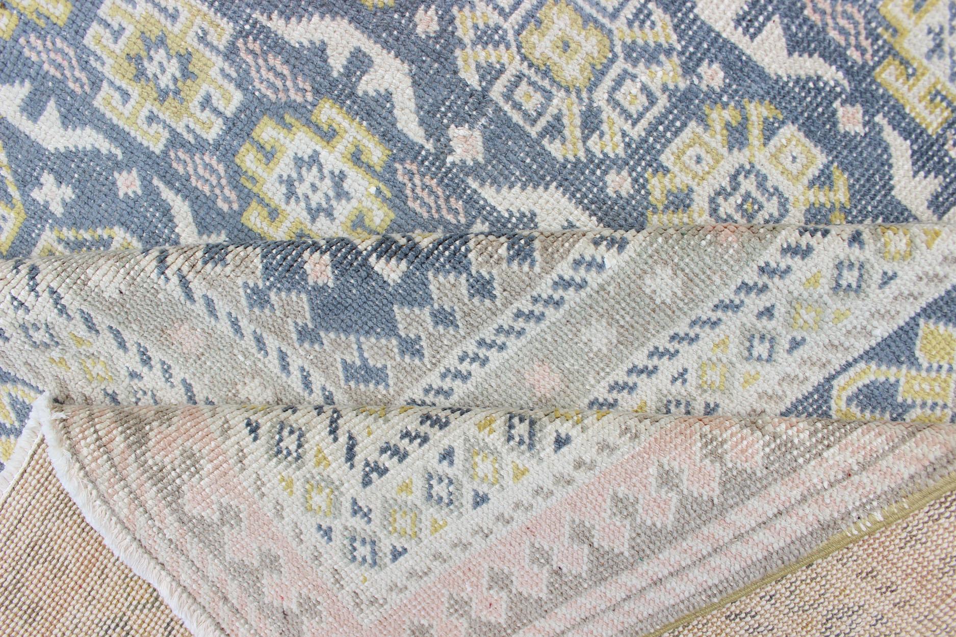 Alfombra antigua Khotan en tonos azules con acentos grises, l. rosas y amarillos en Bueno estado para la venta en Atlanta, GA