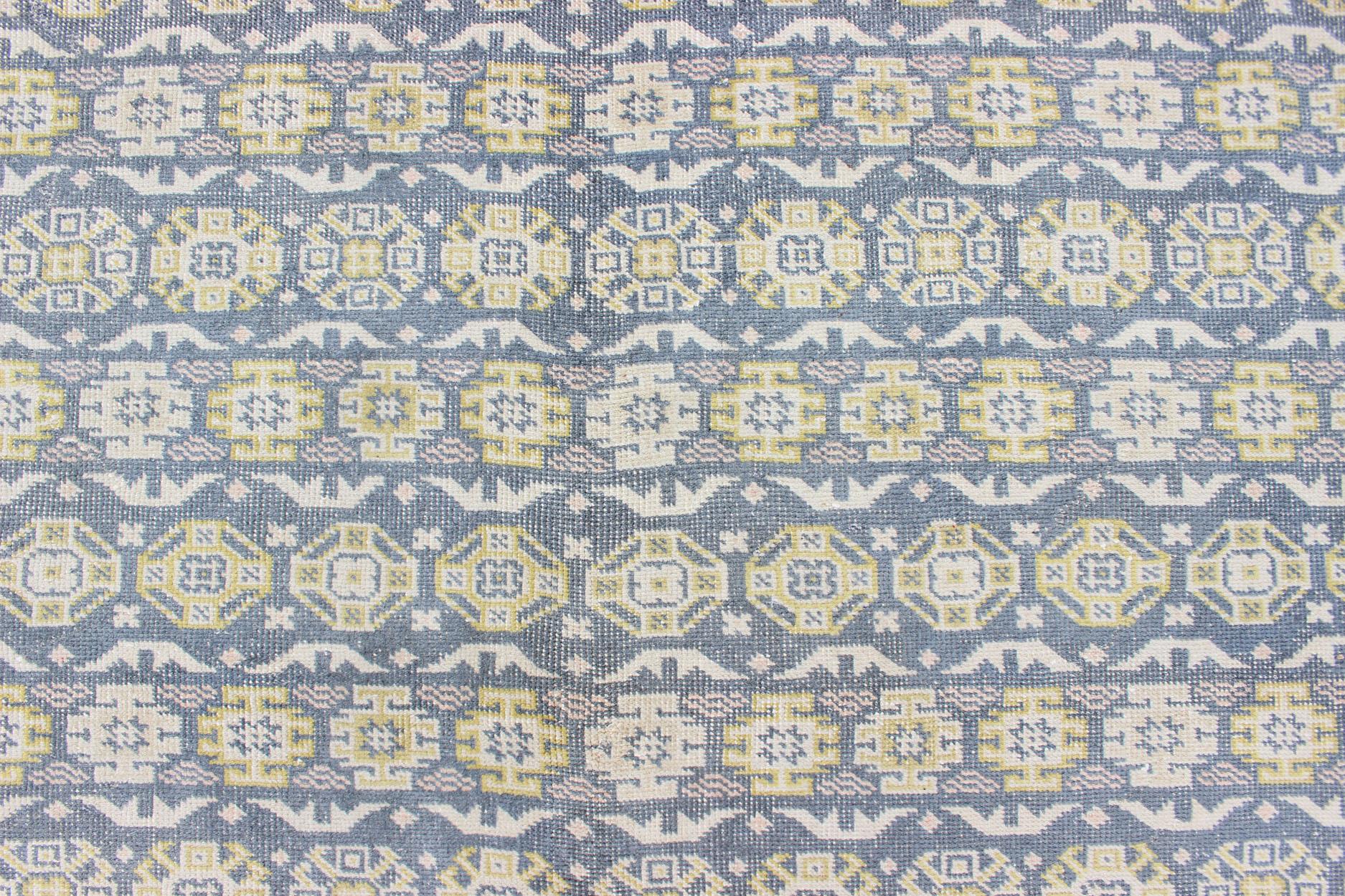 Alfombra antigua Khotan en tonos azules con acentos grises, l. rosas y amarillos Lana en venta