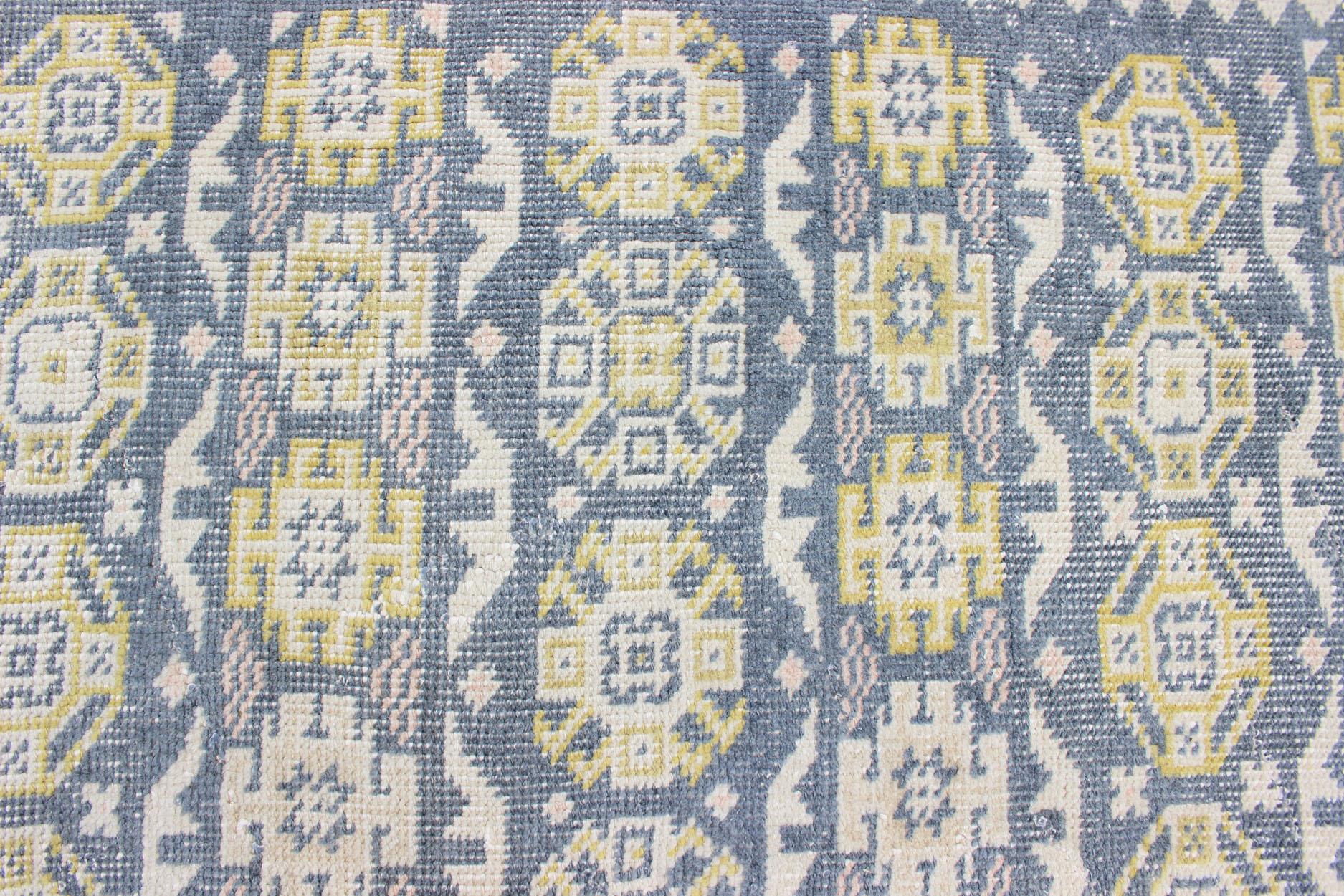 Alfombra antigua Khotan en tonos azules con acentos grises, l. rosas y amarillos en venta 1